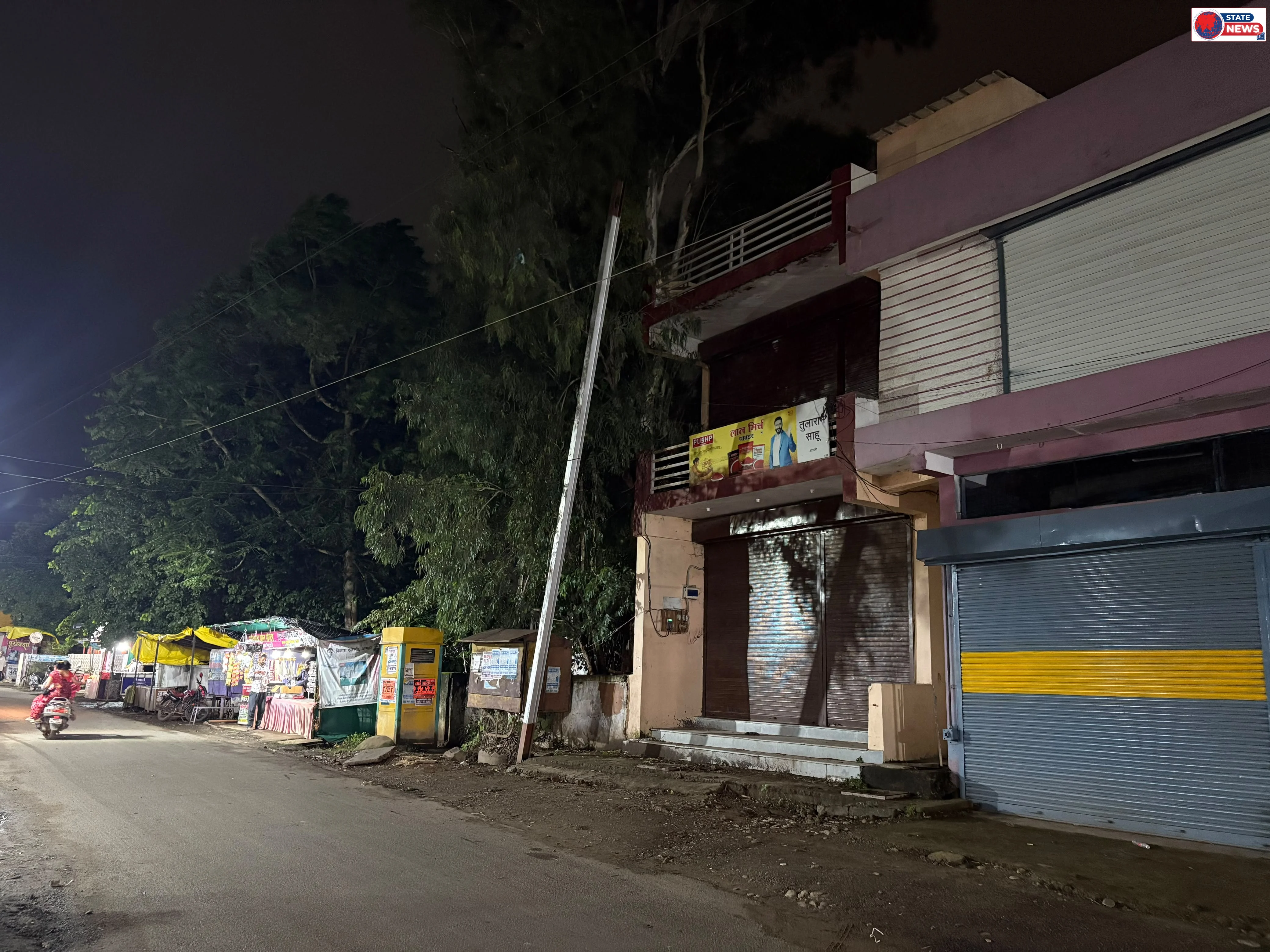 एक माह में ही टेढ़ा हुआ नया बिजली का खंभा, बिजली विभाग की लापरवाही से मंडरा रहा हादसे का खतरा