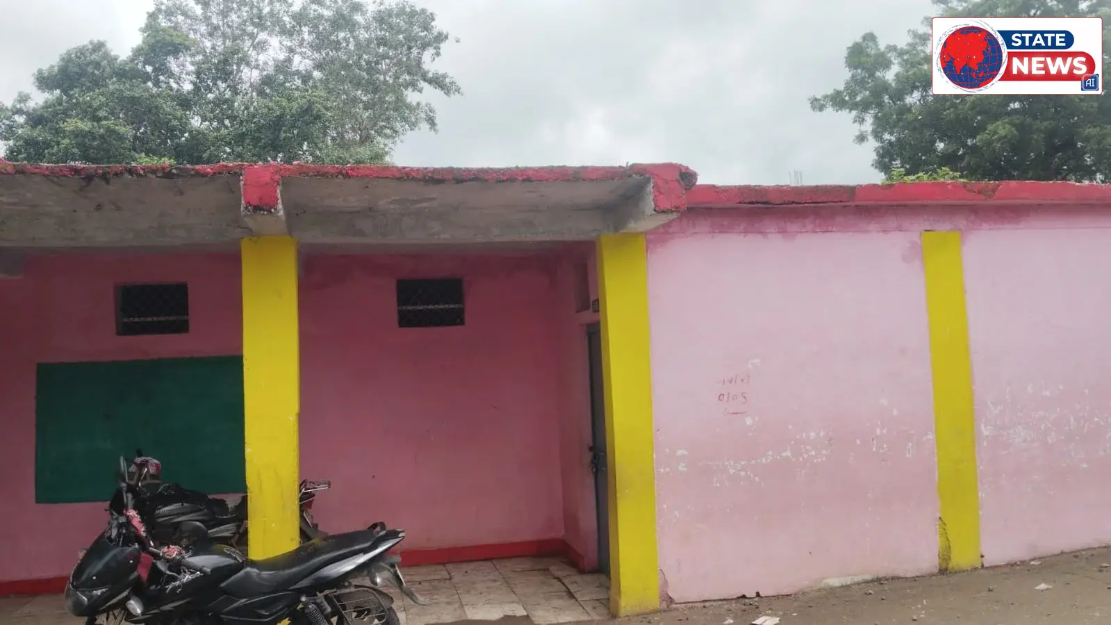 नवीन माध्यमिक शाला बोरसल की स्कूल की छत से टपक रहा है, खिड़की दरवाजे एवं पंखे में करंट उतर जा रहा है