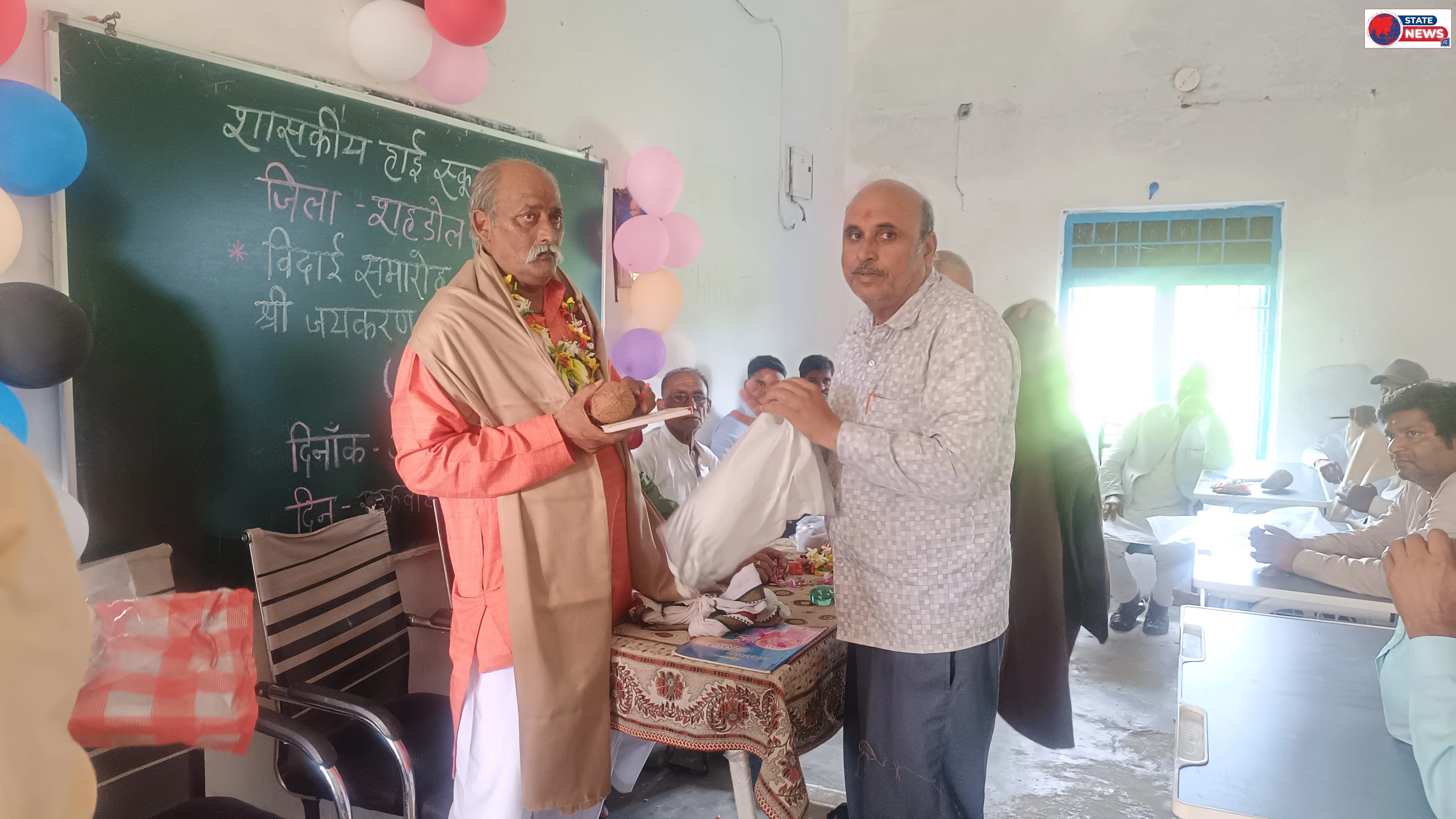 37 वर्ष 9 माह 12 दिन की सेवा के बाद भावुक विदाई, शिक्षक जयकरण शुक्ला की आंखों से छलक पड़े आंस