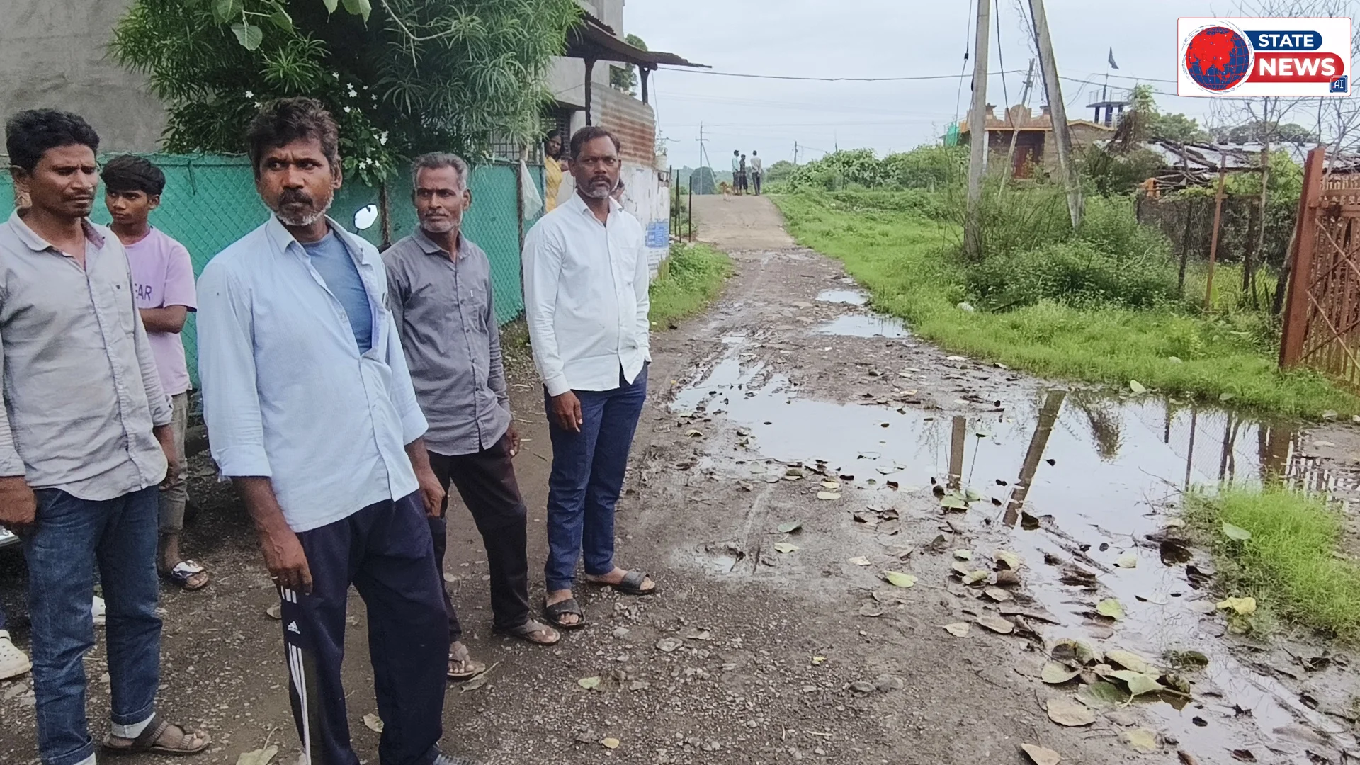 पीने की पाइपलाइन फूटी ग्रामीण पी रहे हैं गंदा पानी ग्रामीणों में आक्रोश, रोड निर्माण की मांग ग्राम वासियों की ।