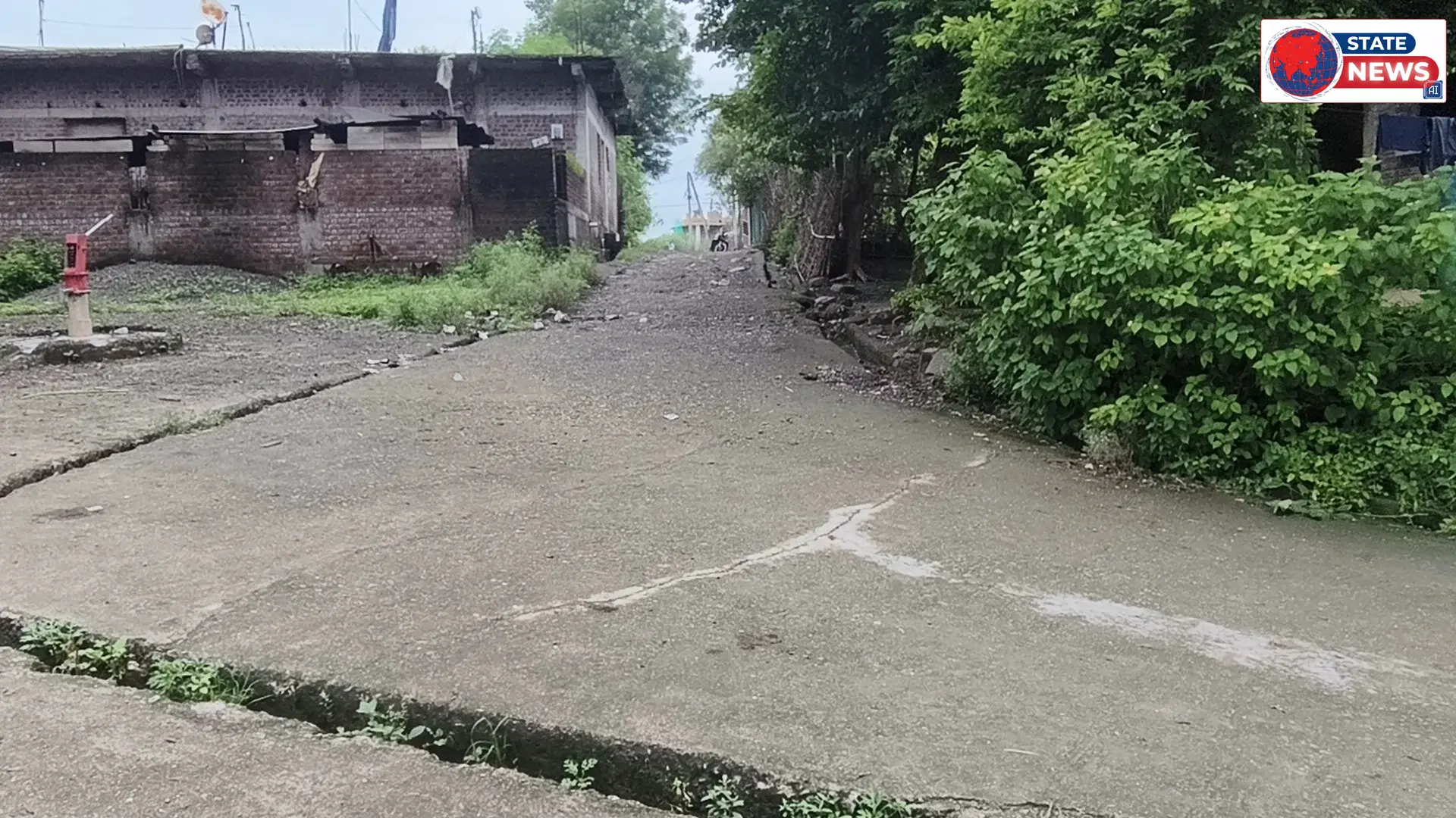 पीने की पाइपलाइन फूटी ग्रामीण पी रहे हैं गंदा पानी ग्रामीणों में आक्रोश, रोड निर्माण की मांग ग्राम वासियों की ।