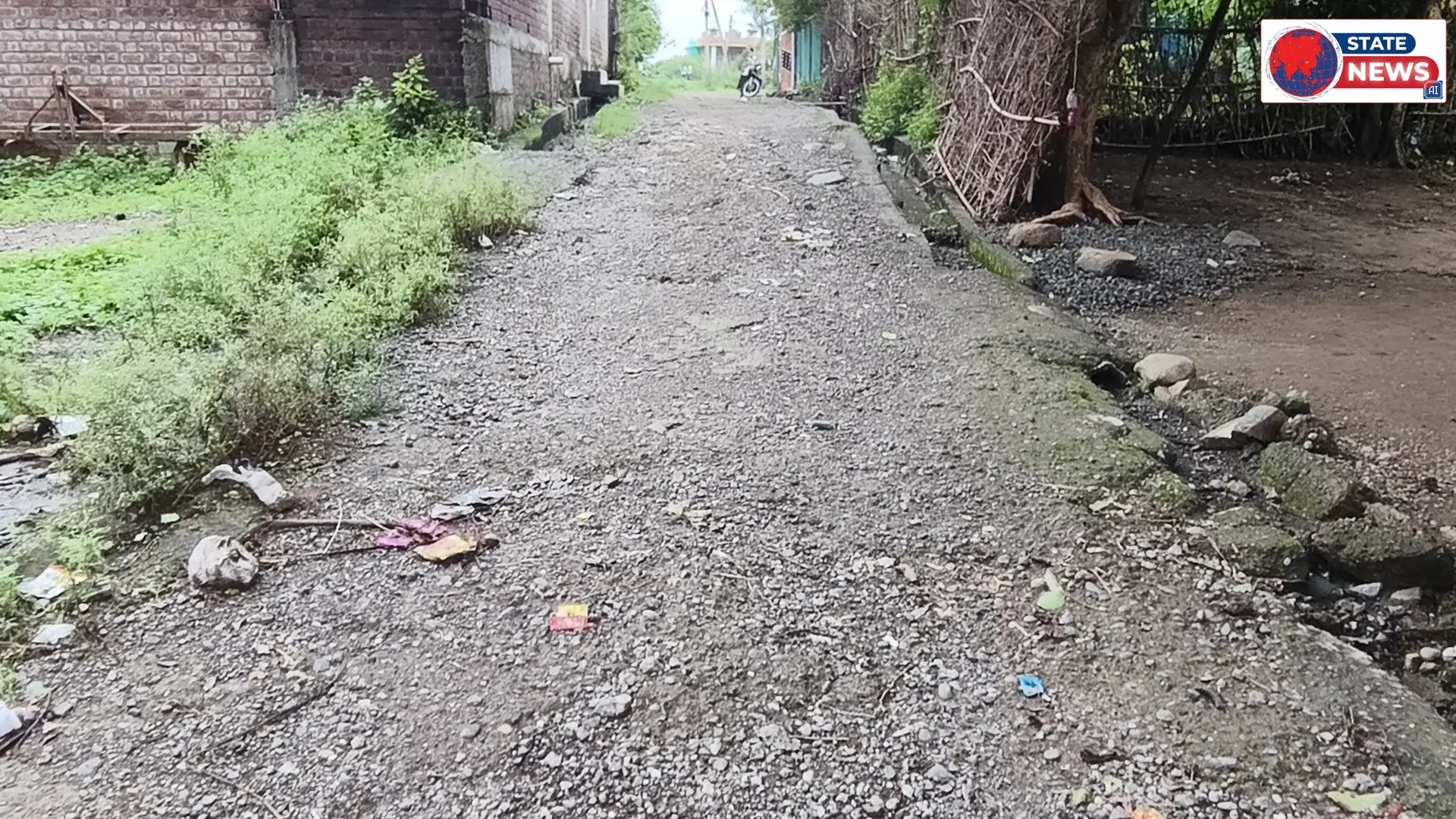 पीने की पाइपलाइन फूटी ग्रामीण पी रहे हैं गंदा पानी ग्रामीणों में आक्रोश, रोड निर्माण की मांग ग्राम वासियों की ।