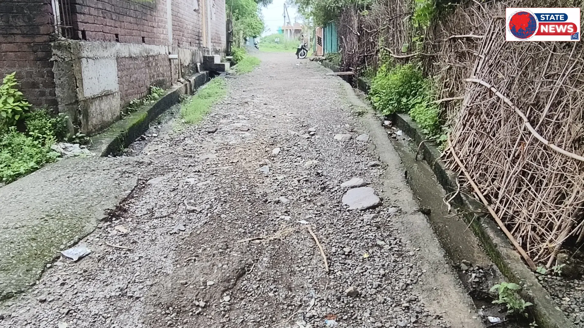 पीने की पाइपलाइन फूटी ग्रामीण पी रहे हैं गंदा पानी ग्रामीणों में आक्रोश, रोड निर्माण की मांग ग्राम वासियों की ।