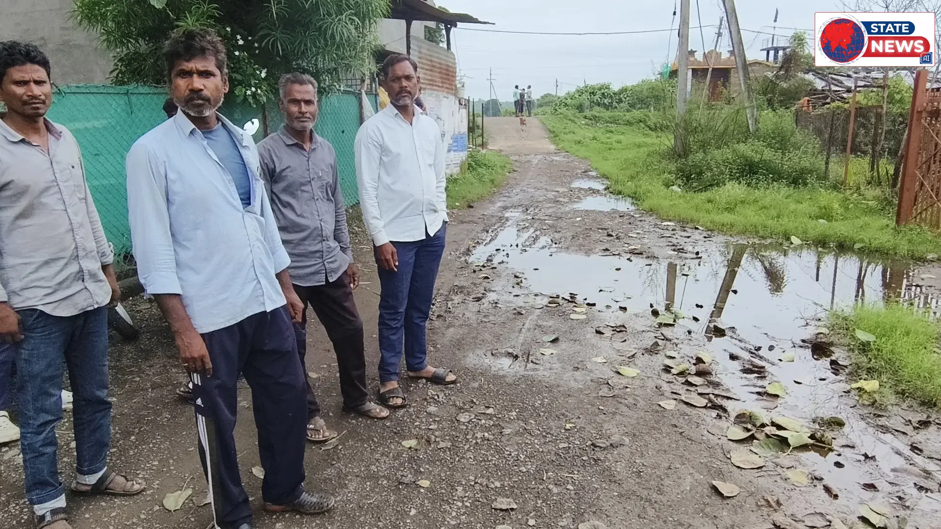 पीने की पाइपलाइन फूटी ग्रामीण पी रहे हैं गंदा पानी ग्रामीणों में आक्रोश, रोड निर्माण की मांग ग्राम वासियों की ।