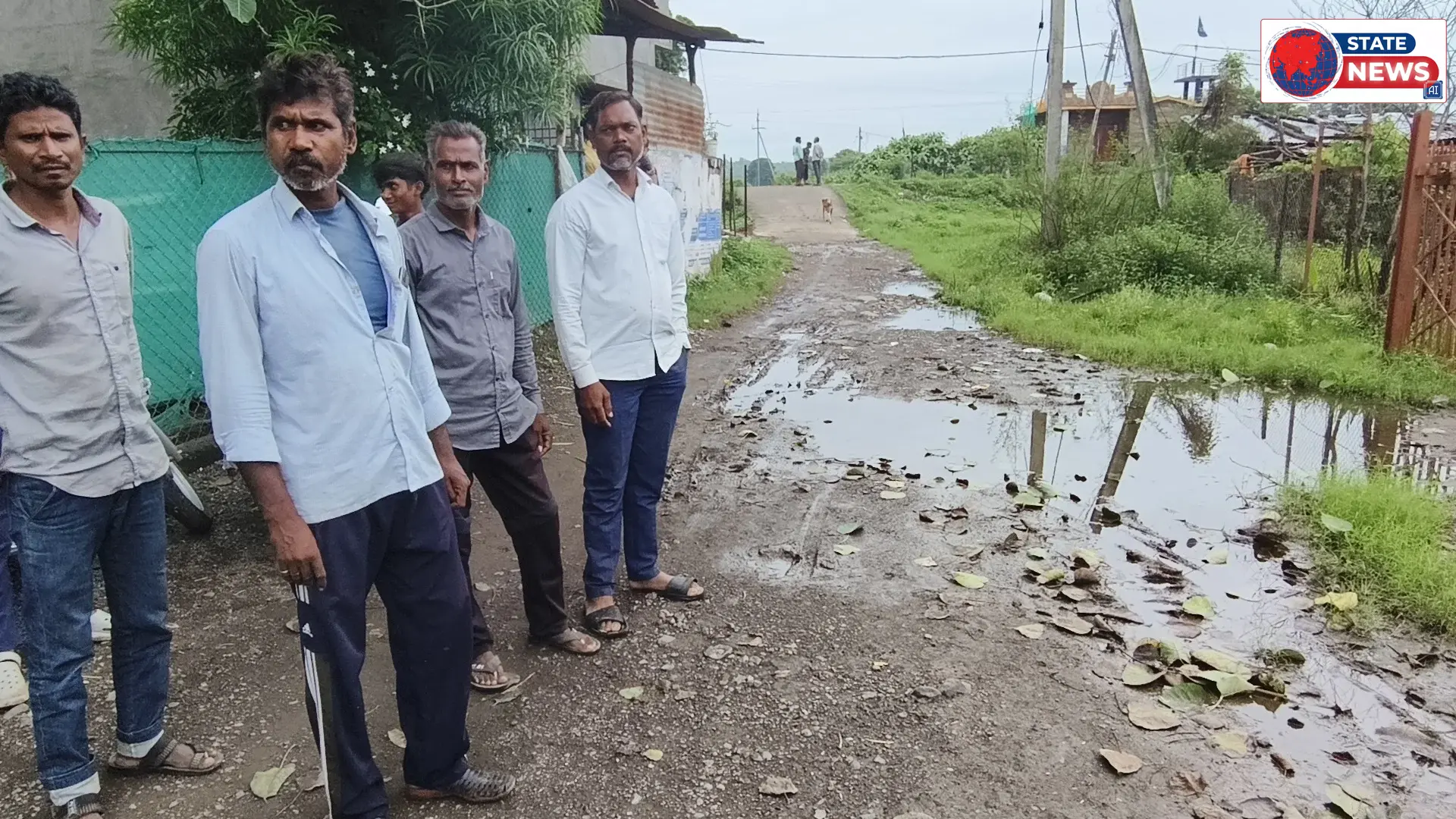 पीने की पाइपलाइन फूटी ग्रामीण पी रहे हैं गंदा पानी ग्रामीणों में आक्रोश, रोड निर्माण की मांग ग्राम वासियों की ।