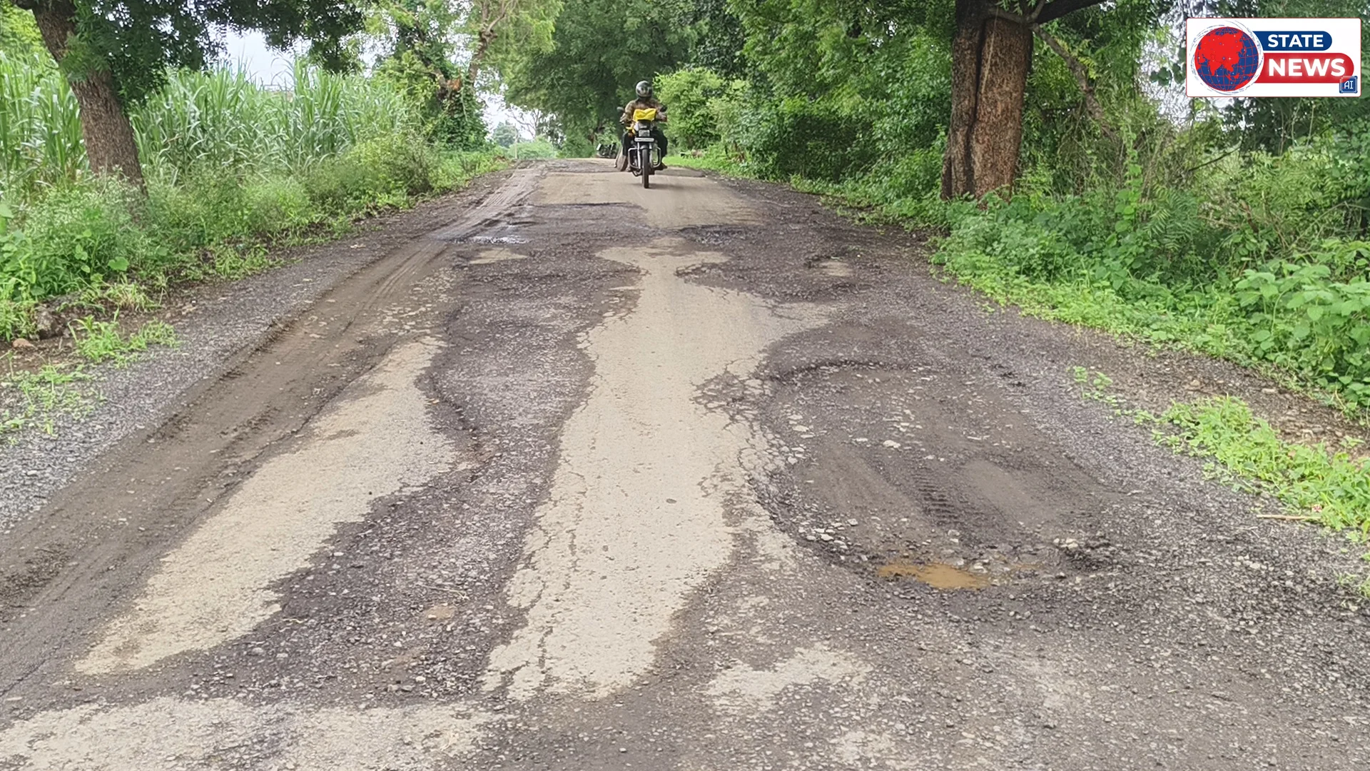 चांदनी रतागढ़  डामरी रोड पर गिट्टी और चूरी डालने से किसानों और ग्रामीणों की मुसीबतें बड़ी किसान आक्रोशित ।