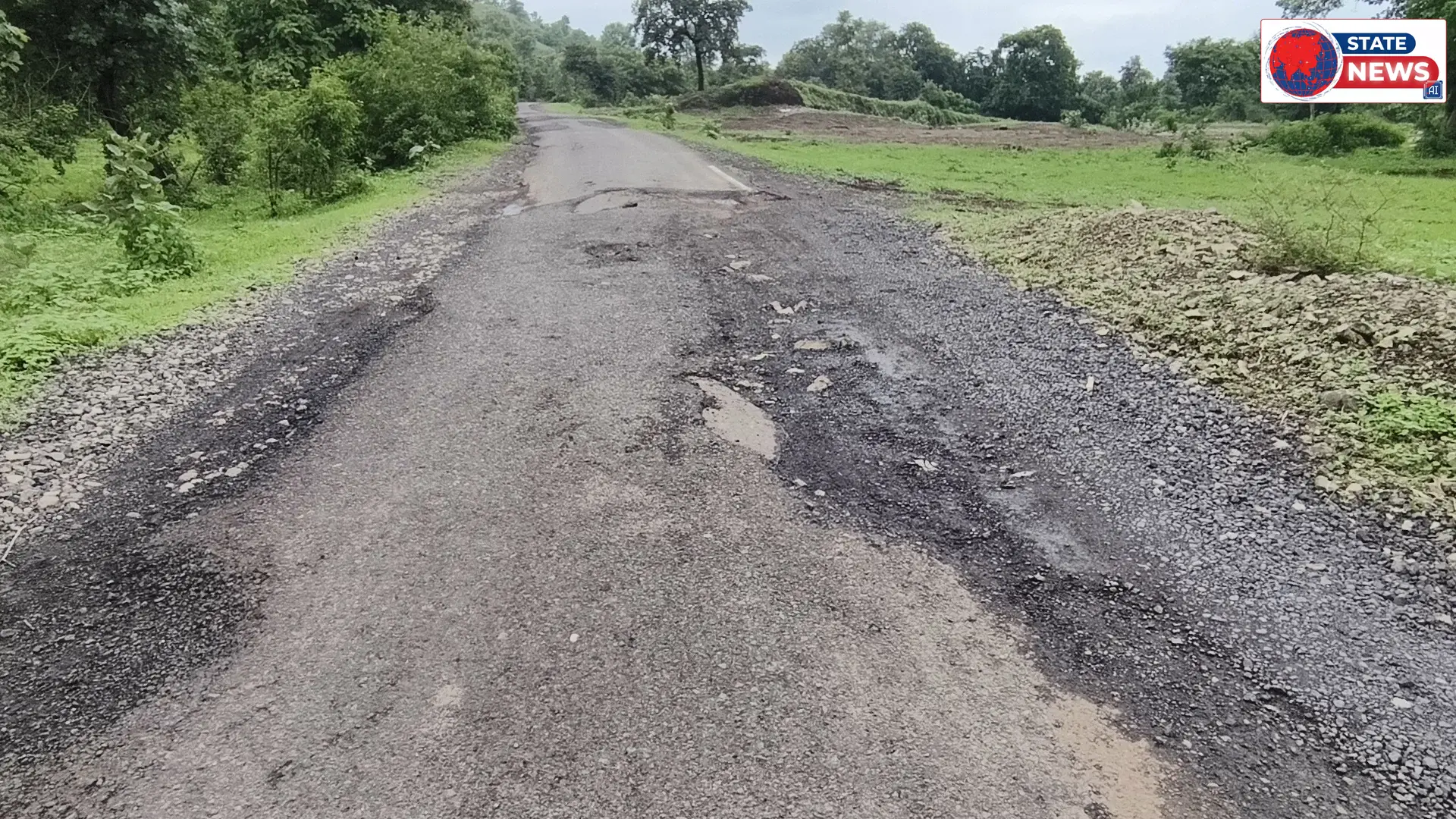 चांदनी रतागढ़  डामरी रोड पर गिट्टी और चूरी डालने से किसानों और ग्रामीणों की मुसीबतें बड़ी किसान आक्रोशित ।