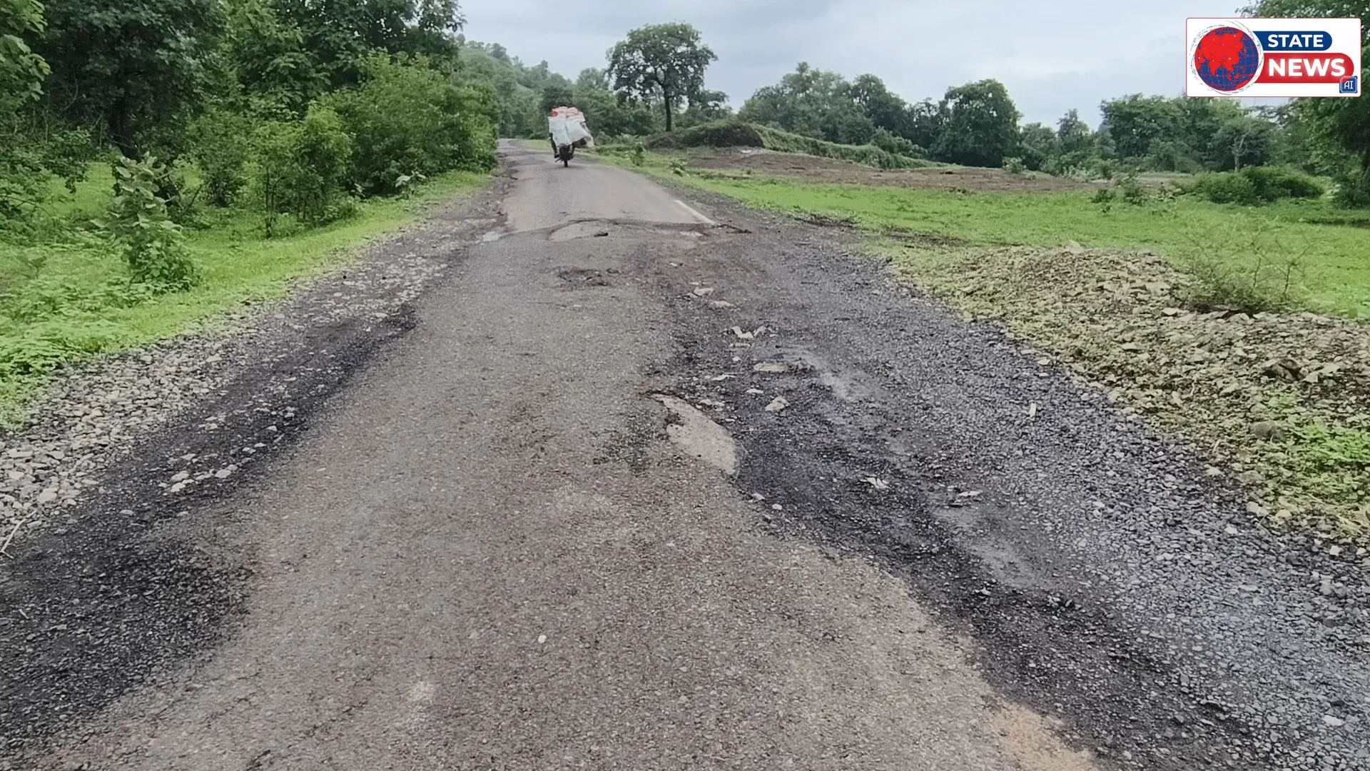 चांदनी रतागढ़  डामरी रोड पर गिट्टी और चूरी डालने से किसानों और ग्रामीणों की मुसीबतें बड़ी किसान आक्रोशित ।