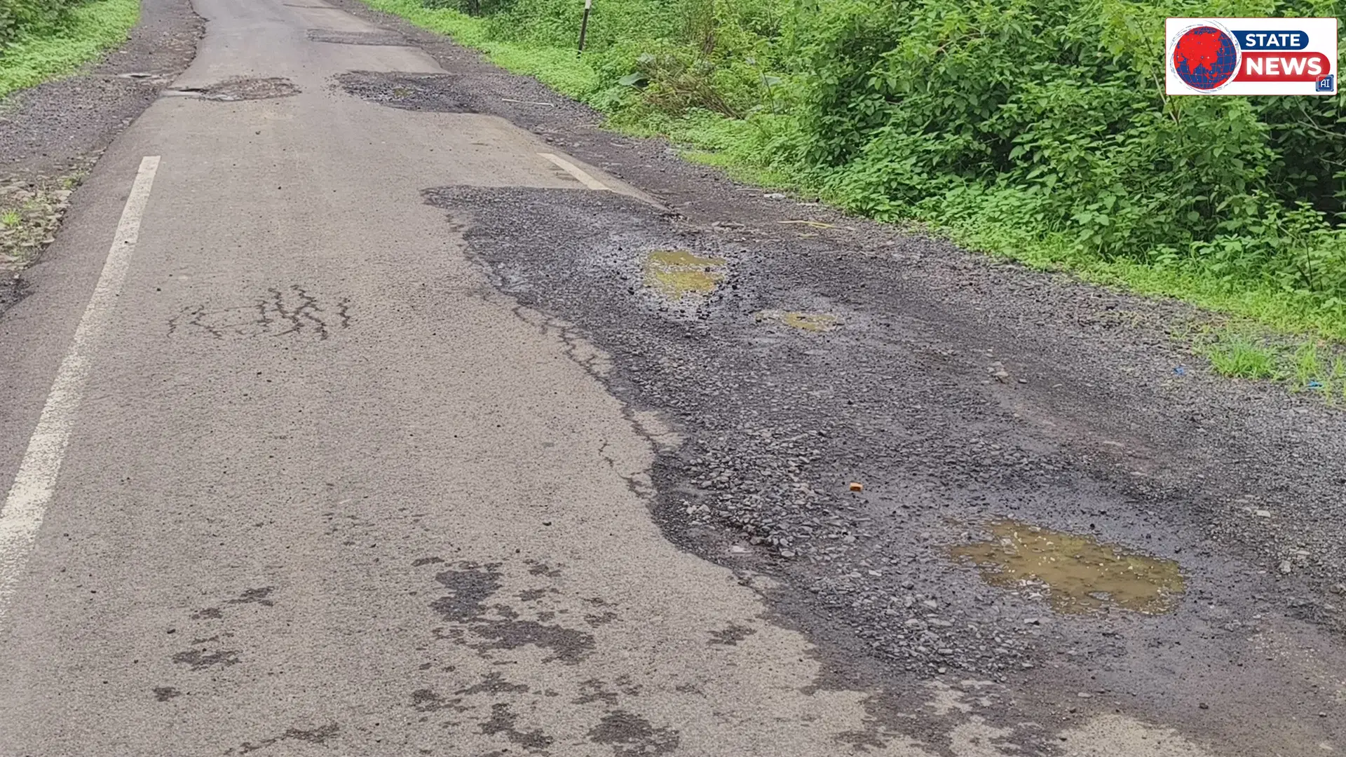 चांदनी रतागढ़  डामरी रोड पर गिट्टी और चूरी डालने से किसानों और ग्रामीणों की मुसीबतें बड़ी किसान आक्रोशित ।