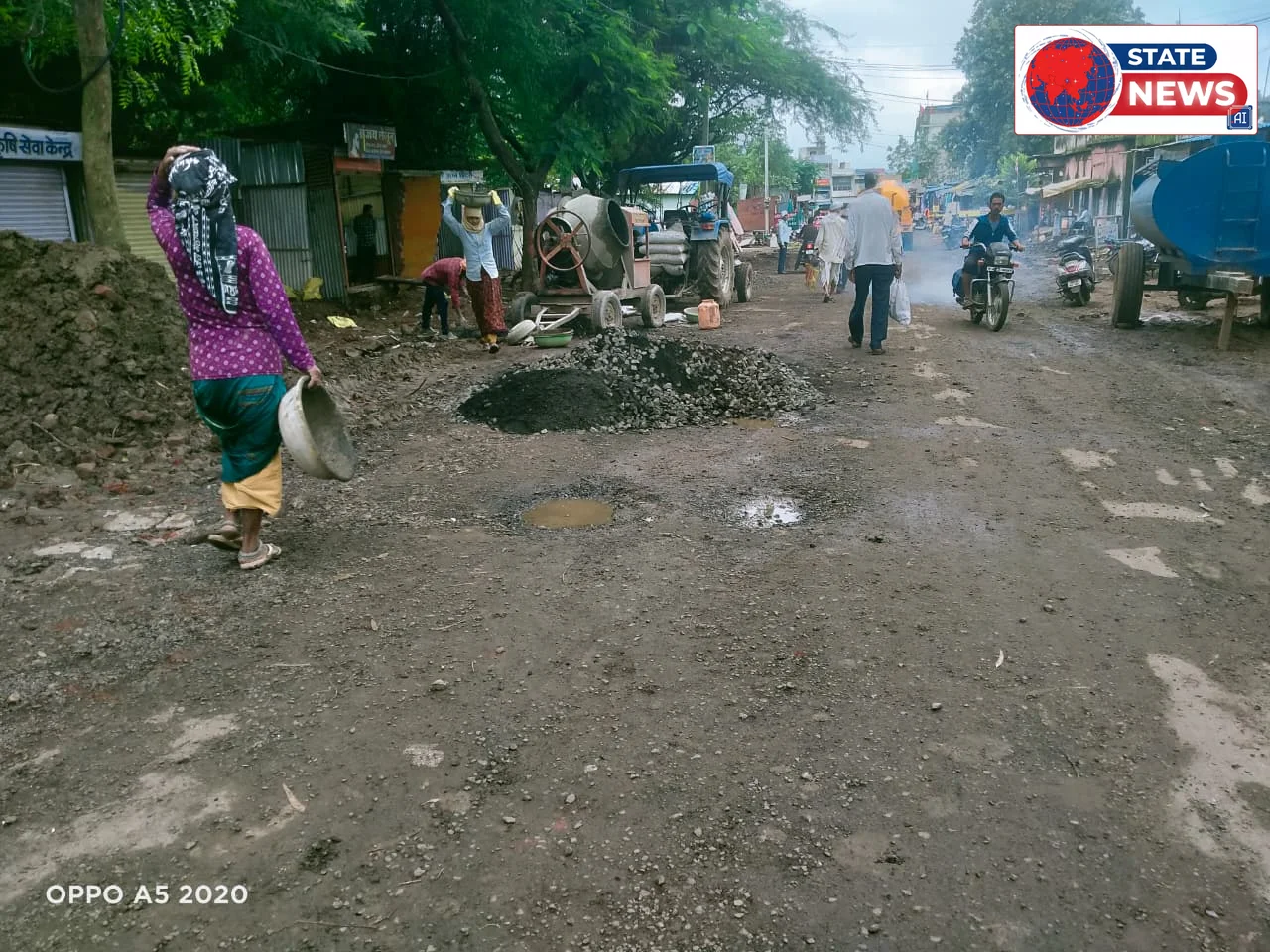 *बहते पानी में डाला जा रहा नाली का बेस, रेत दरकिनार; गिट्टी-बजरी से हो रहा निर्माण*