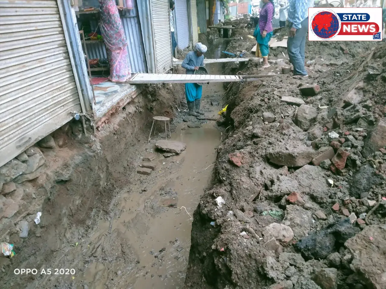 *बहते पानी में डाला जा रहा नाली का बेस, रेत दरकिनार; गिट्टी-बजरी से हो रहा निर्माण*