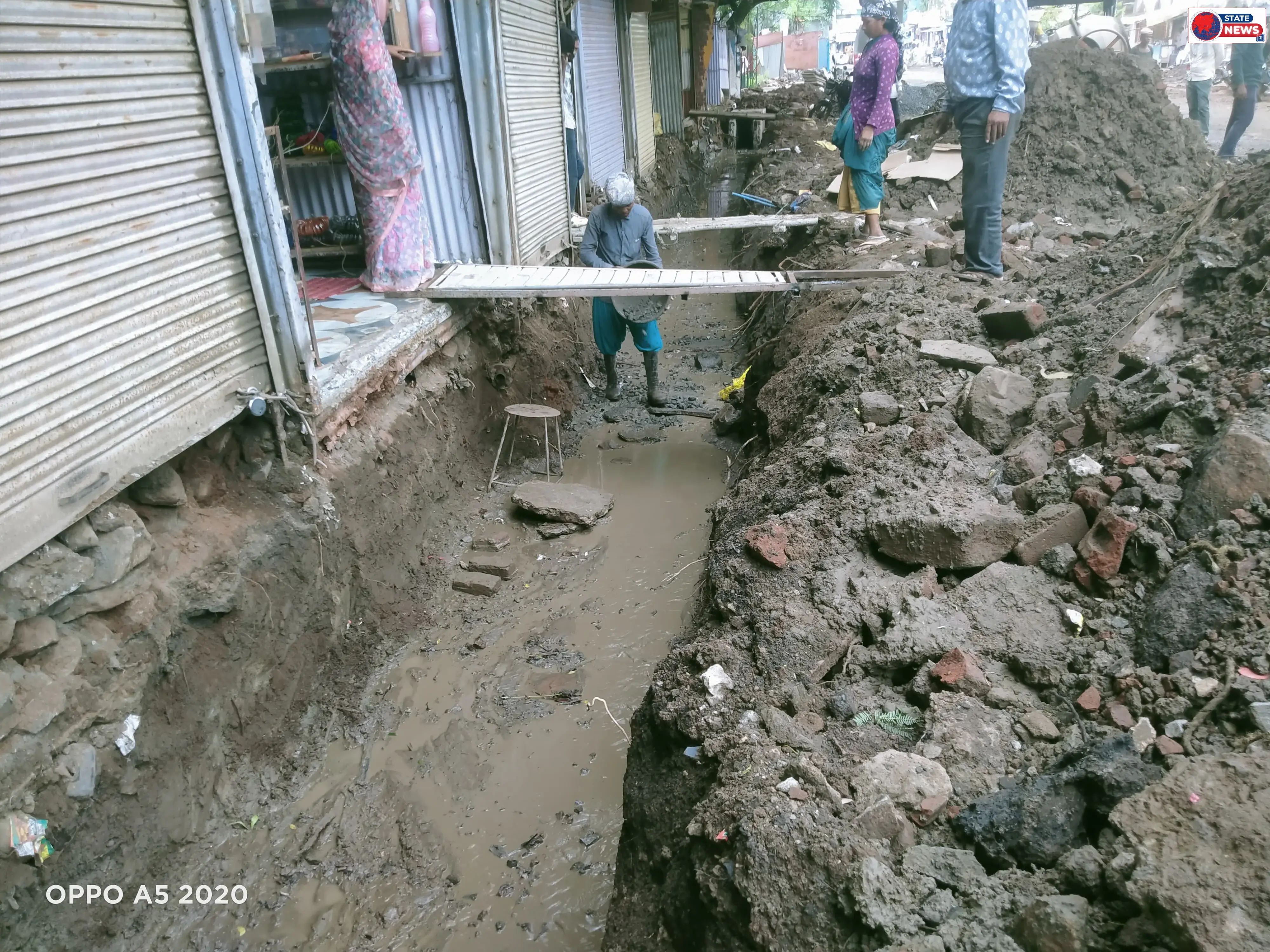 *बहते पानी में डाला जा रहा नाली का बेस, रेत दरकिनार; गिट्टी-बजरी से हो रहा निर्माण*