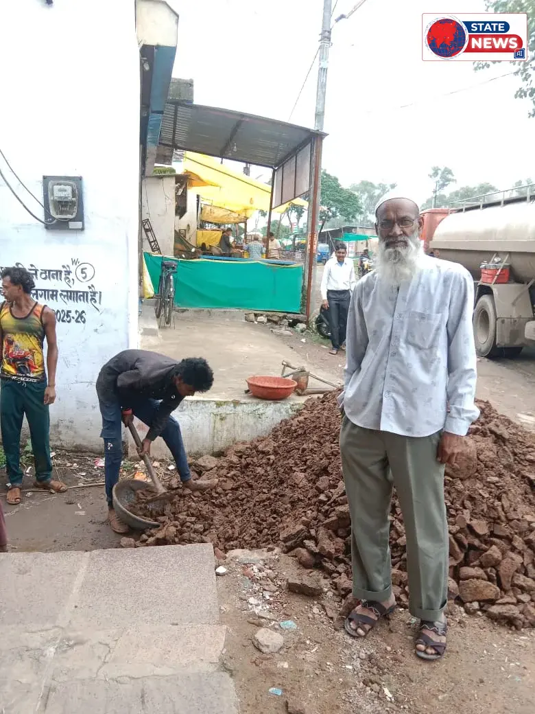 *अपने वार्ड से आगे बढ़ीं पार्षद खुशबू अतुलकर, वार्ड 6 की बदहाल सड़क पर डलवाई मुरूम*