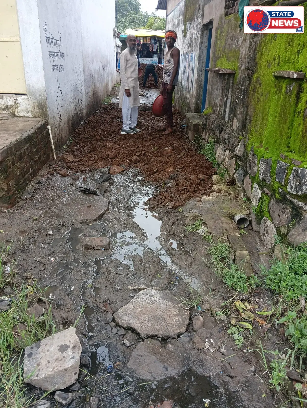 *अपने वार्ड से आगे बढ़ीं पार्षद खुशबू अतुलकर, वार्ड 6 की बदहाल सड़क पर डलवाई मुरूम*
