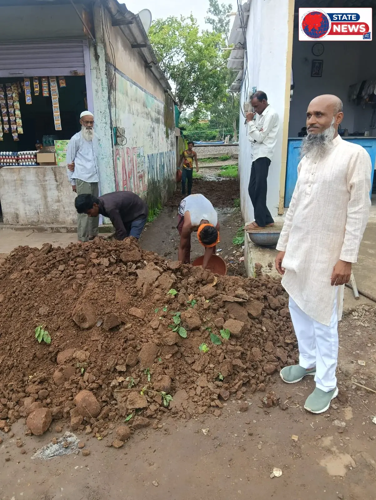 *अपने वार्ड से आगे बढ़ीं पार्षद खुशबू अतुलकर, वार्ड 6 की बदहाल सड़क पर डलवाई मुरूम*