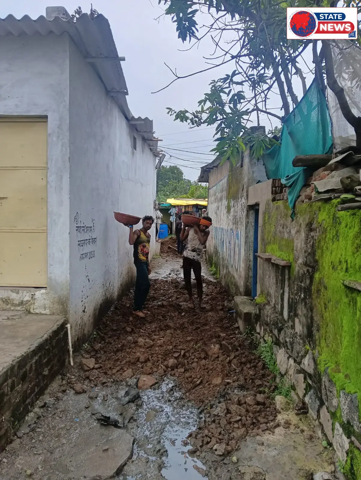 *अपने वार्ड से आगे बढ़ीं पार्षद खुशबू अतुलकर, वार्ड 6 की बदहाल सड़क पर डलवाई मुरूम*