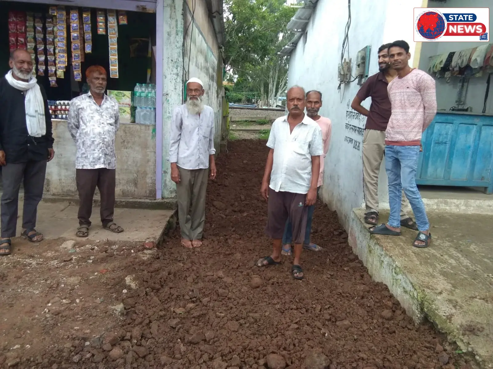 *अपने वार्ड से आगे बढ़ीं पार्षद खुशबू अतुलकर, वार्ड 6 की बदहाल सड़क पर डलवाई मुरूम*