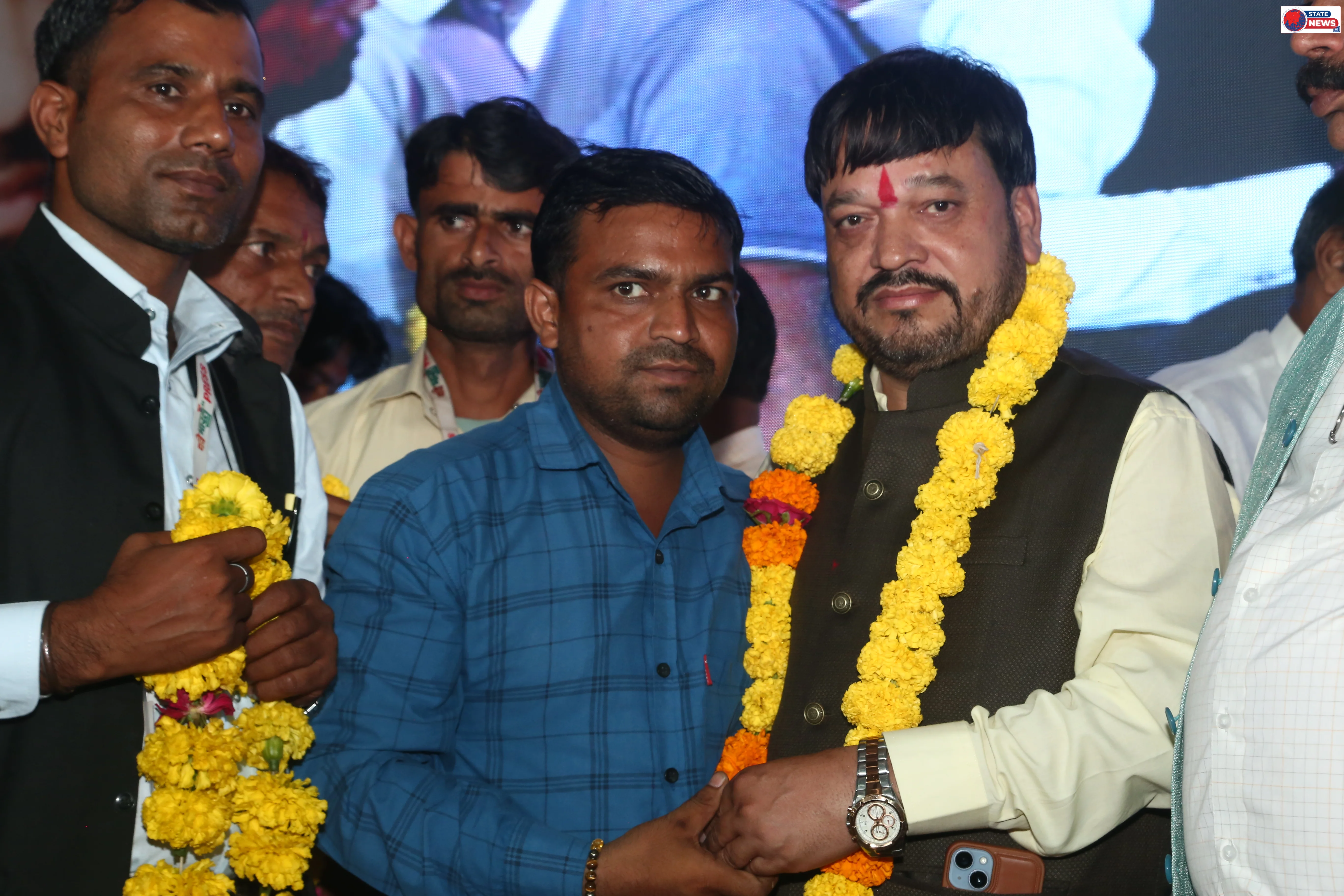 आज इंदौर में वंदे भारत न्यूज़ के 7वें स्थापना दिवस के भव्य समारोह में आदरणीय कमल जी (डायरेक्टर, वंदे भारत न्यूज़) द्वारा मुझे सभी सम्मानित अ
