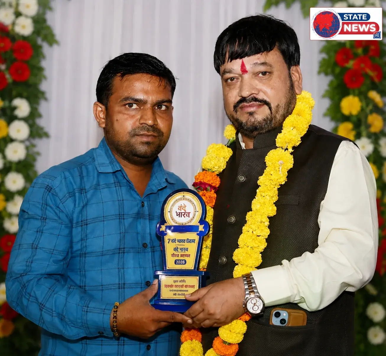 आज इंदौर में वंदे भारत न्यूज़ के 7वें स्थापना दिवस के भव्य समारोह में आदरणीय कमल जी (डायरेक्टर, वंदे भारत न्यूज़) द्वारा मुझे सभी सम्मानित अ
