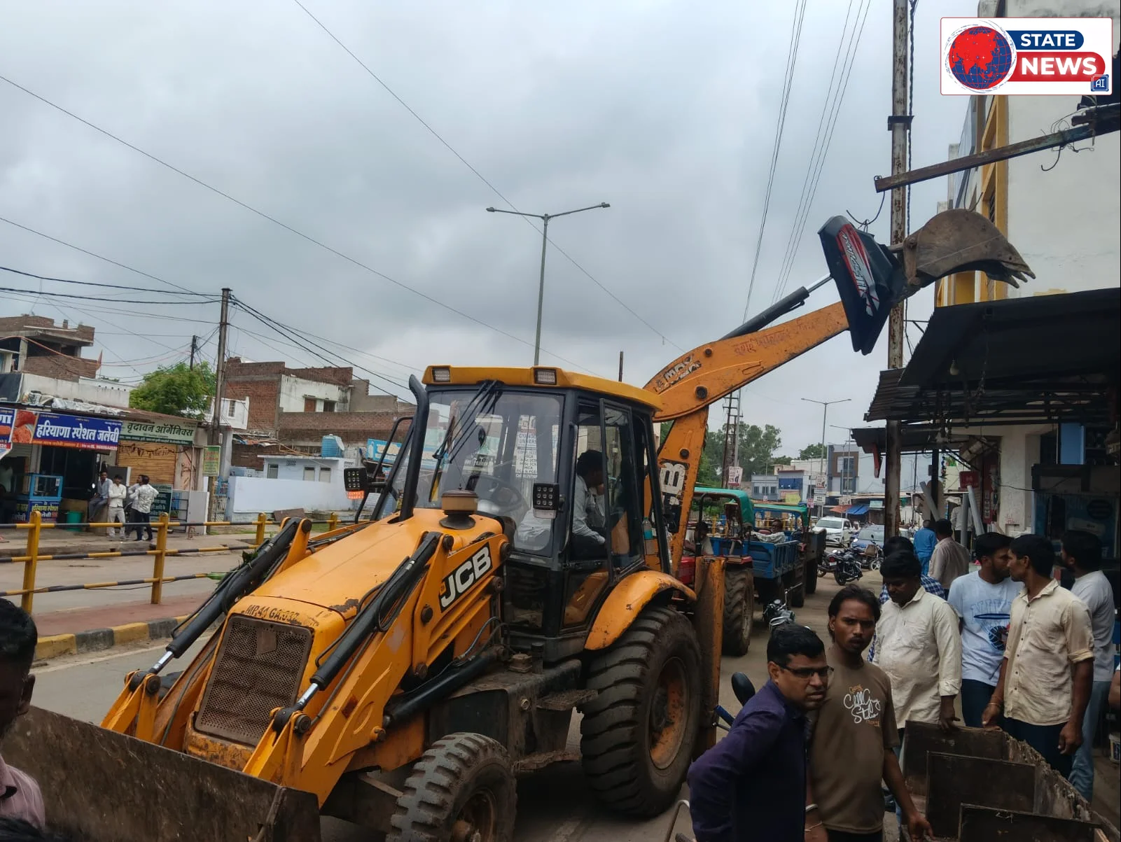 नीमच में प्रशासन का बुलडोजर एक्शन: सार्वजनिक मार्गों को अतिक्रमण मुक्त बनाने के लिए नगर पालिका का विशेष अभियान जारी