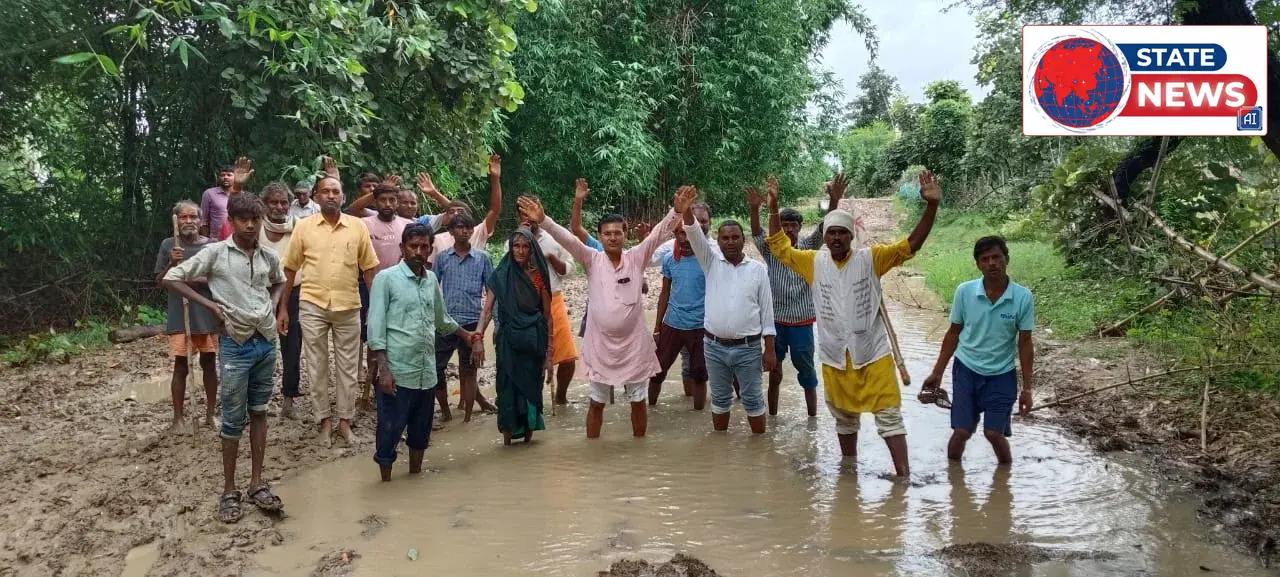 भाजपा के वरिष्ठ नेता ही बैठे आमरण अनशन पर, विकास कार्यों में लापरवाही के खिलाफ ग्रामीणों संग खोला मोर्चा