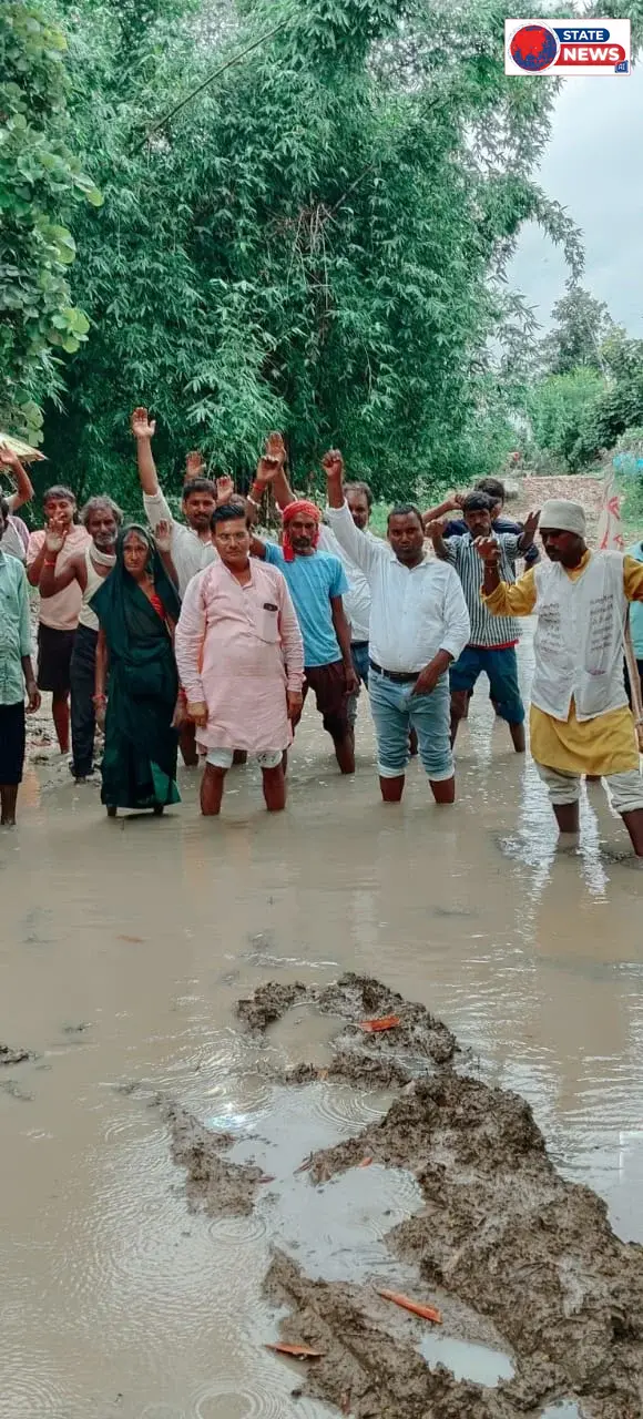 भाजपा के वरिष्ठ नेता ही बैठे आमरण अनशन पर, विकास कार्यों में लापरवाही के खिलाफ ग्रामीणों संग खोला मोर्चा