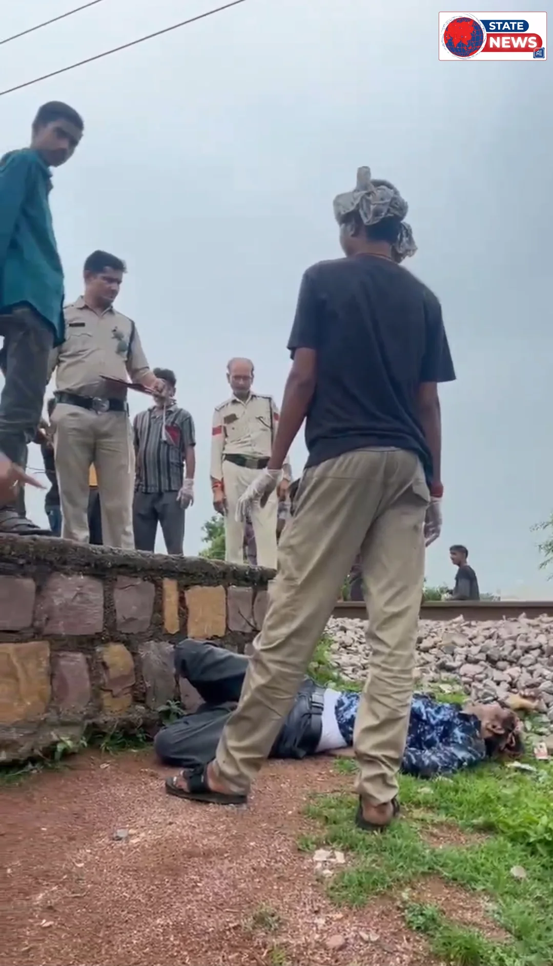 🚨 BIG BREAKING | छतरपुर में ट्रेन से कटकर युवक की मौत, सटई रोड रेलवे ब्रिज के पास मिला शव  छतरपुर। 