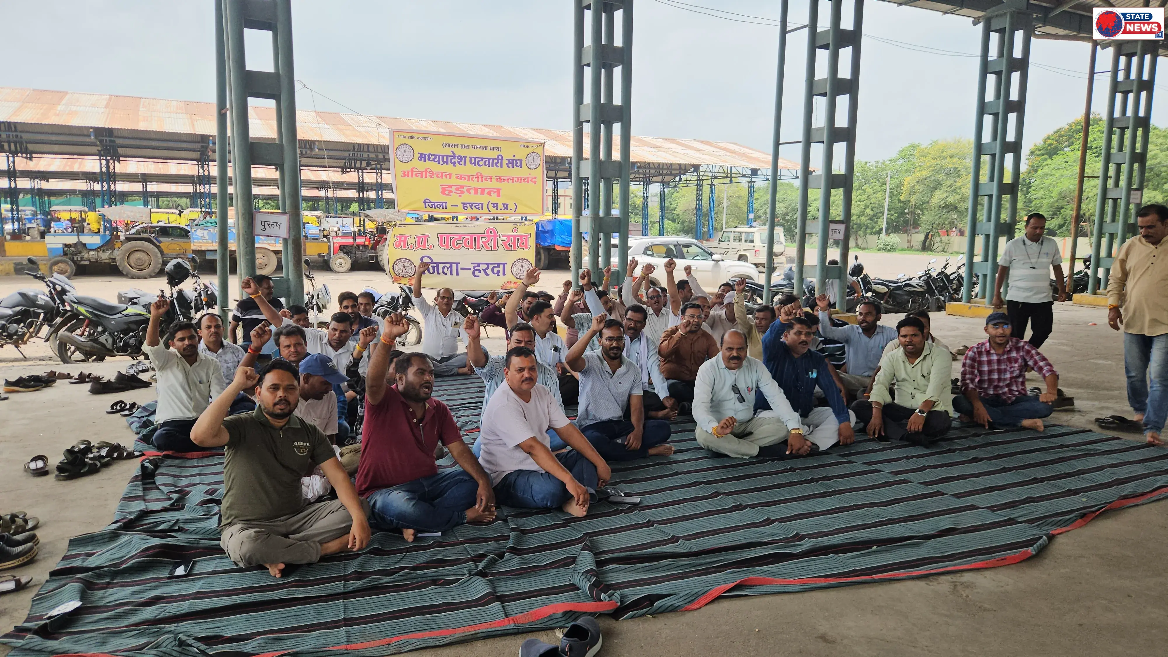 पटवारियों की अनिश्चितकालीन हड़ताल से राजस्व सेवाएं ठप