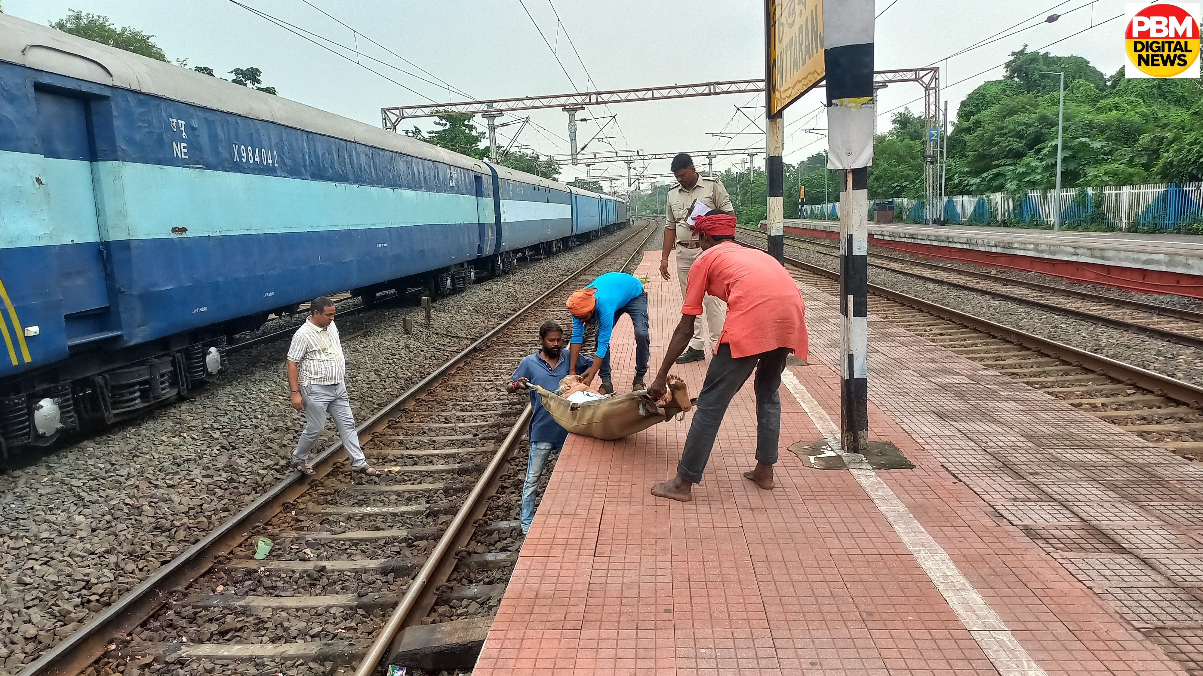 🚨 ब्रेकिंग न्यूज़: चित्तरंजन स्टेशन पर ट्रेन की चपेट में आने से बुजुर्ग की दर्दनाक मौत, GRP ने की पहचान की अपील