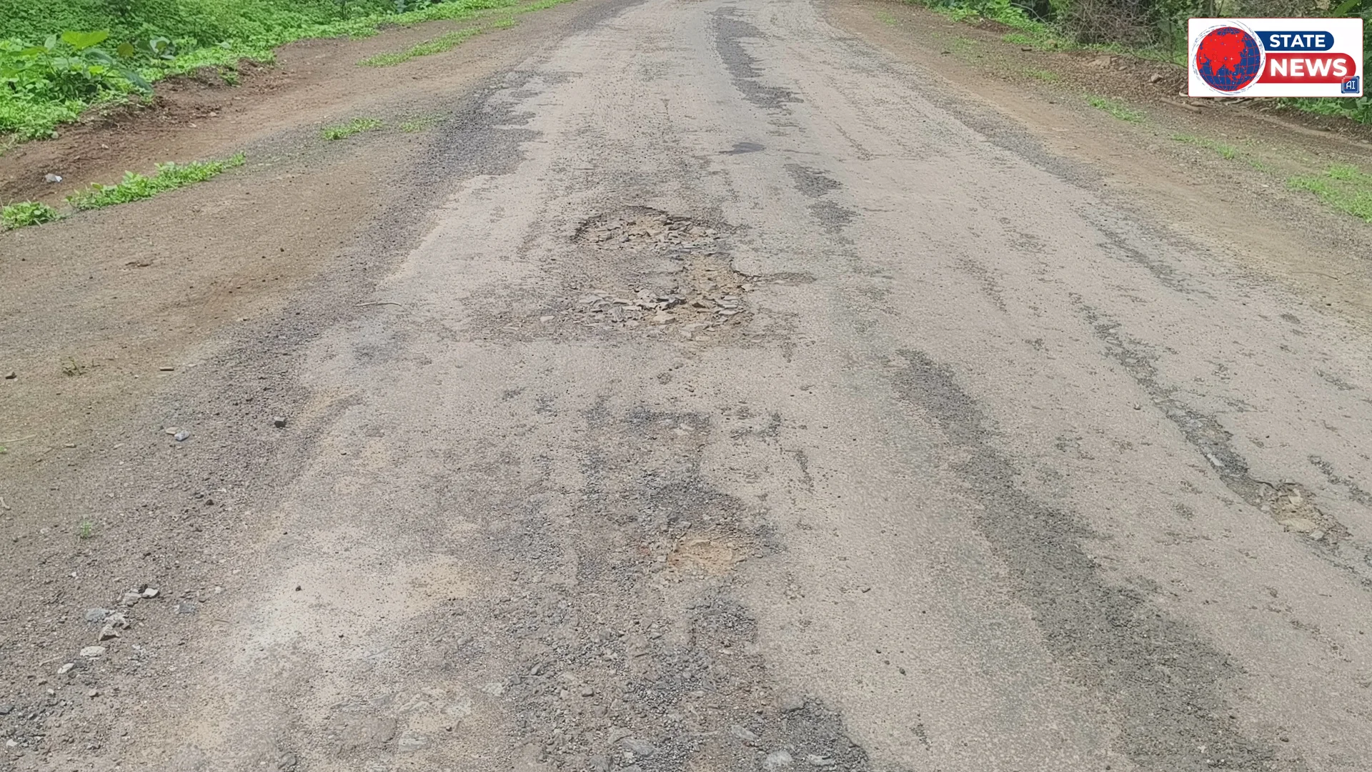 *करीब 1 करोड़ 60 लाख रुपए की लागत से मांडवा से बदनापुर फाटे तक सड़क रिपेयरिंग किए जाना था  ।  ठेकेदार द्वारा ''चैनपुरा गांव में स्कूल के पास