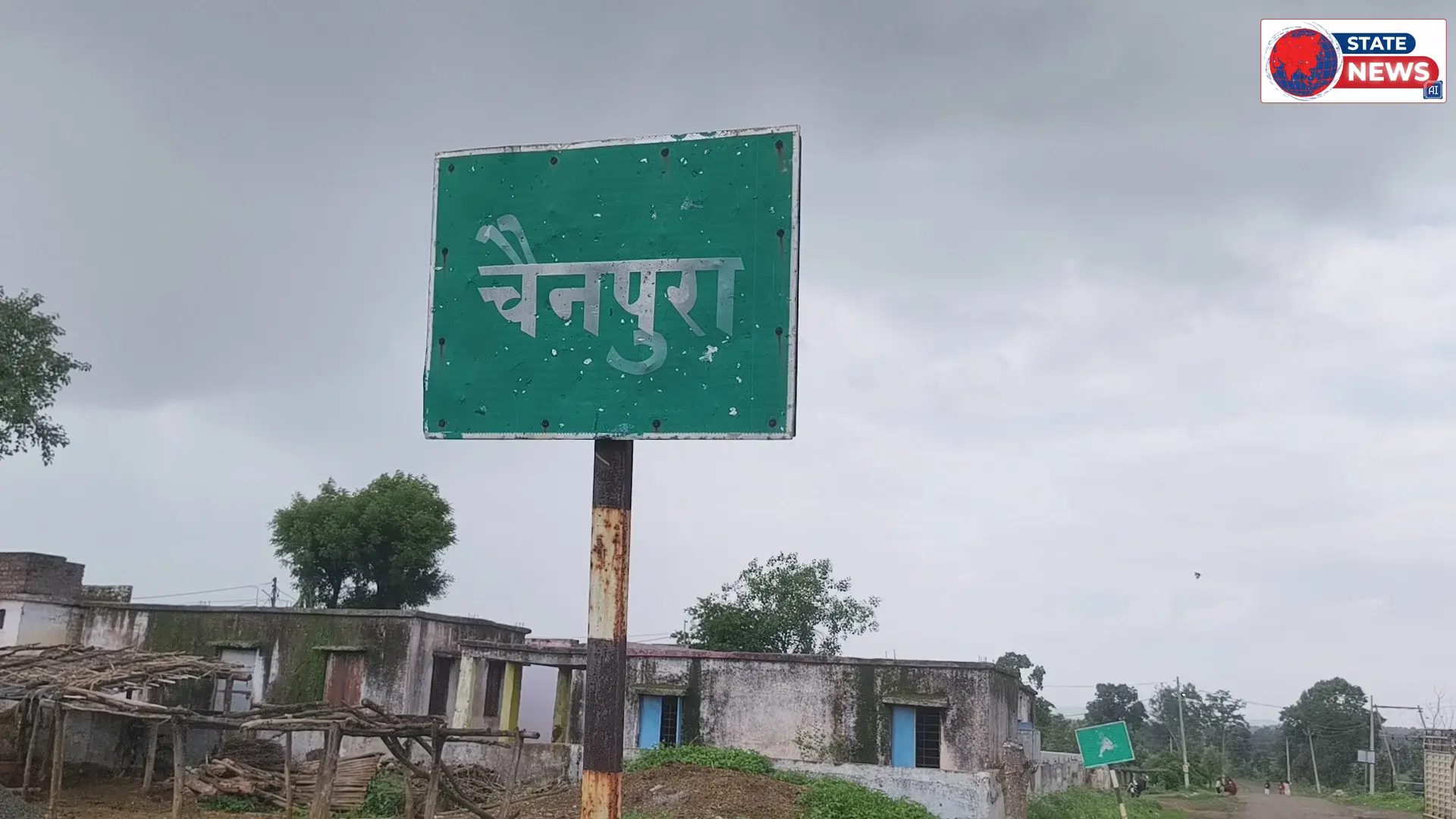 *करीब 1 करोड़ 60 लाख रुपए की लागत से मांडवा से बदनापुर फाटे तक सड़क रिपेयरिंग किए जाना था  ।  ठेकेदार द्वारा ''चैनपुरा गांव में स्कूल के पास