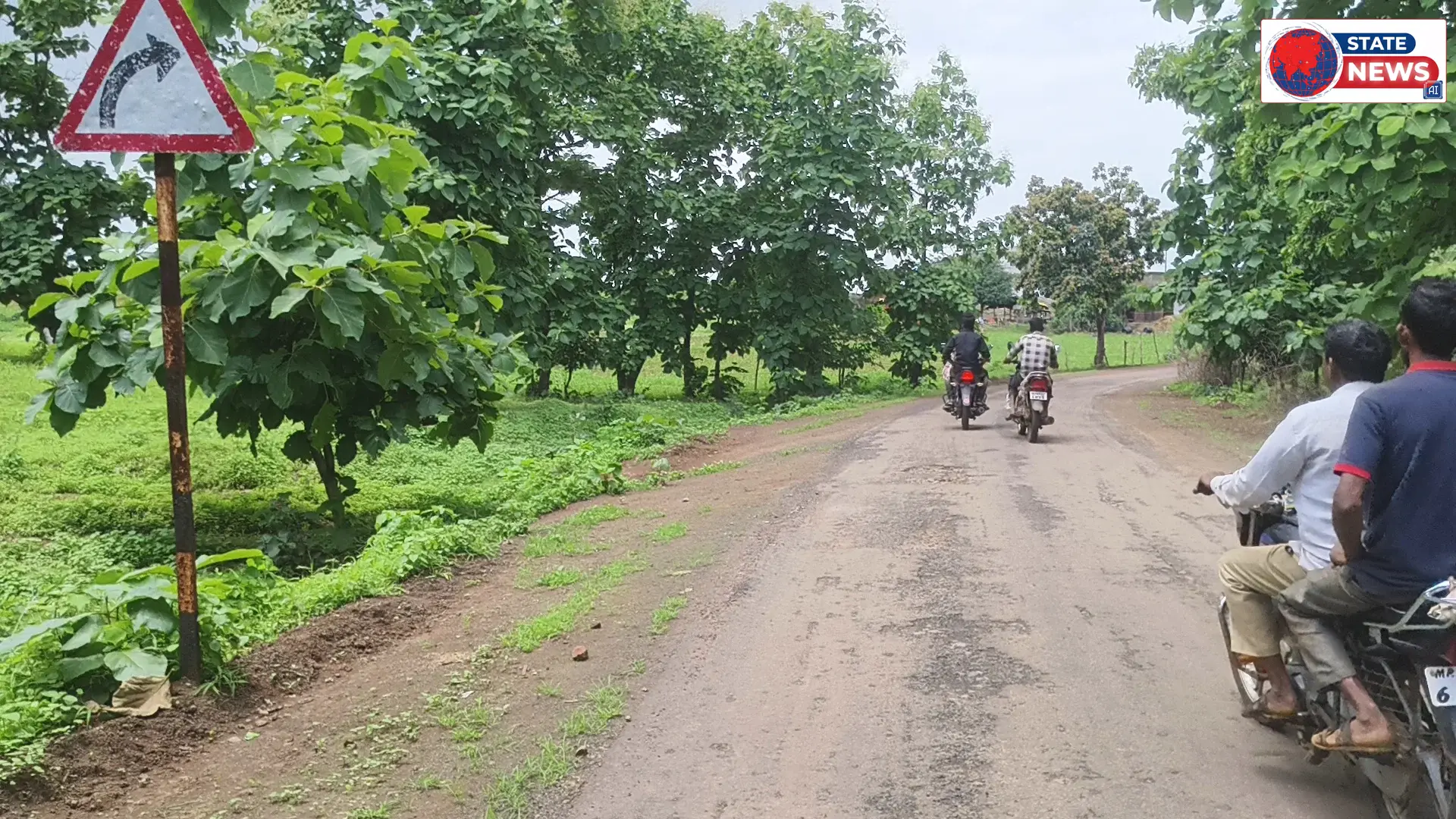 *करीब 1 करोड़ 60 लाख रुपए की लागत से मांडवा से बदनापुर फाटे तक सड़क रिपेयरिंग किए जाना था  ।  ठेकेदार द्वारा ''चैनपुरा गांव में स्कूल के पास