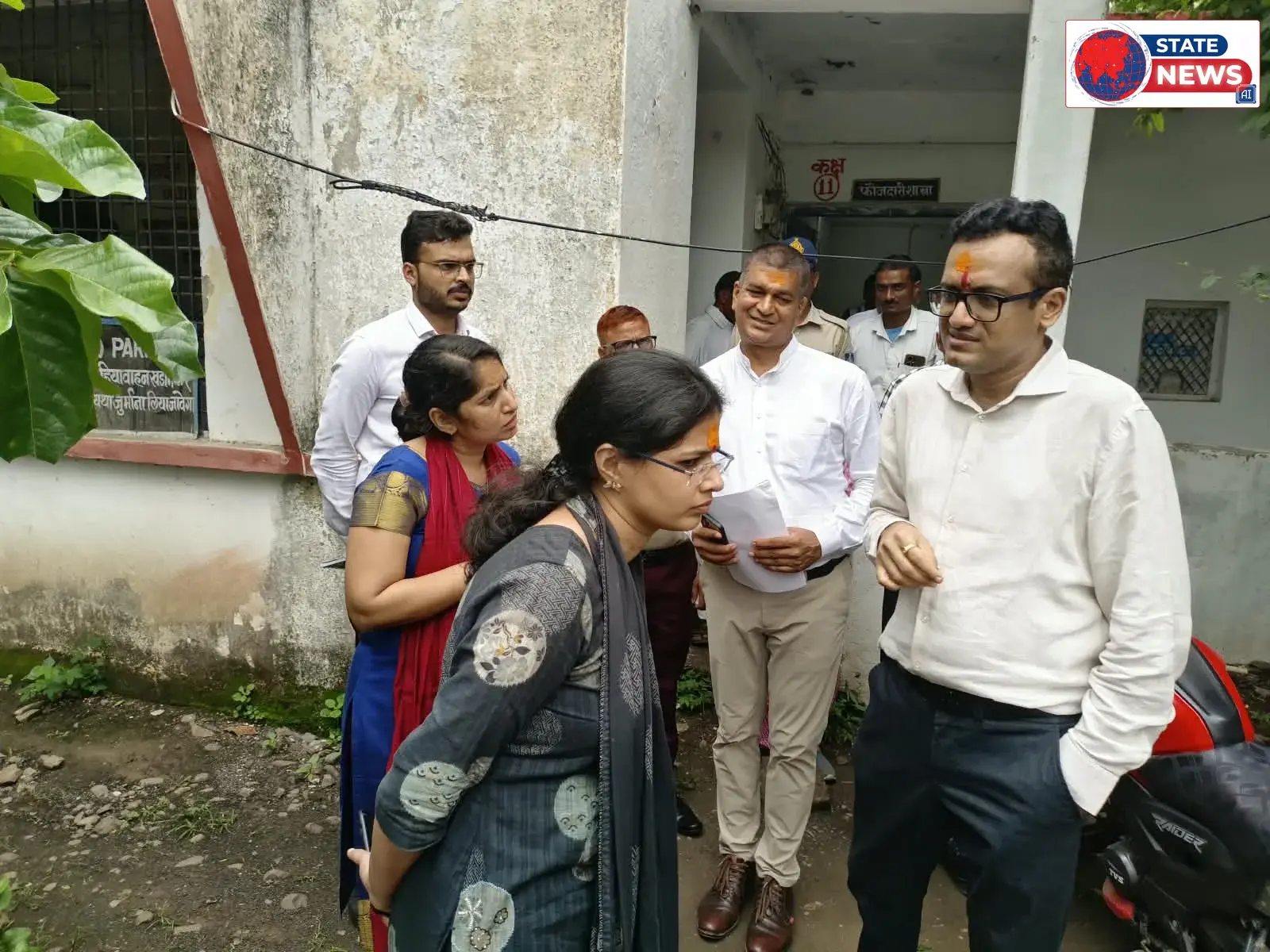 जन-विश्वास अभियान के बाद अचानक आलोट तहसील पहुंचे कलेक्टर, लिया व्यवस्थाओं का जायजा