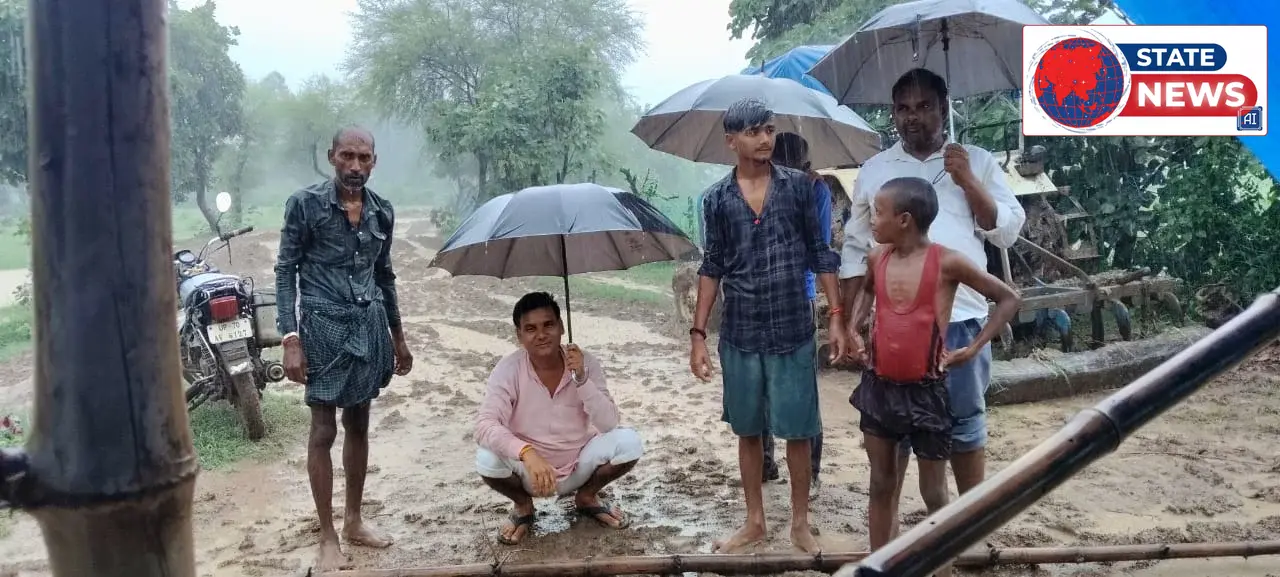 सड़क पर धान रोपकर फूटा ग्रामीणों का गुस्सा, तीन दिन बाद प्रशासन के आश्वासन पर टूटा आमरण अनशन