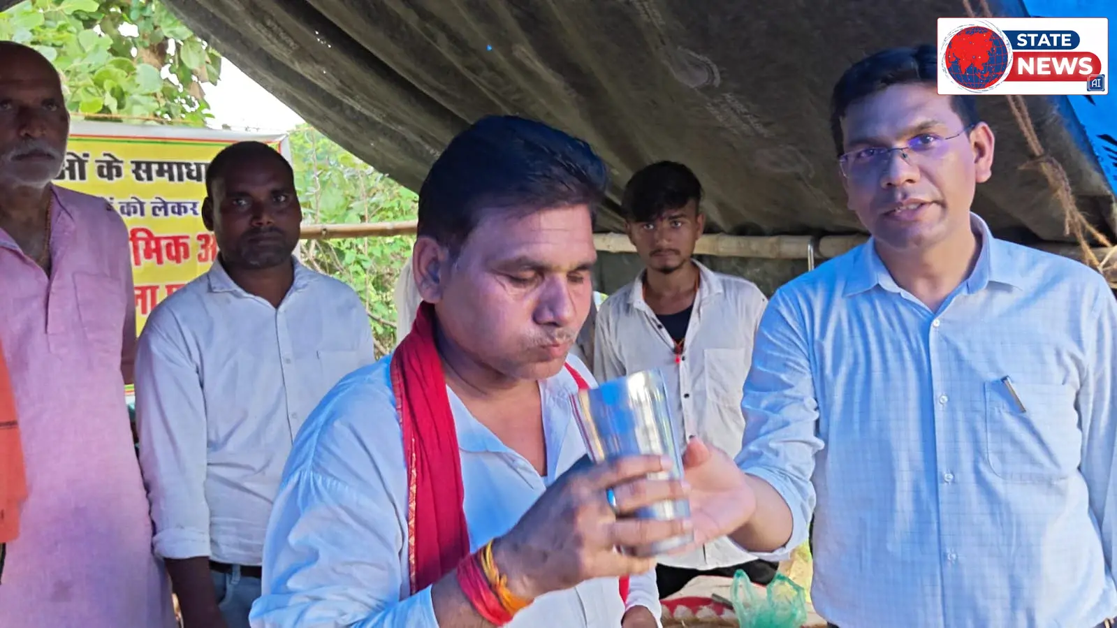 सड़क पर धान रोपकर फूटा ग्रामीणों का गुस्सा, तीन दिन बाद प्रशासन के आश्वासन पर टूटा आमरण अनशन