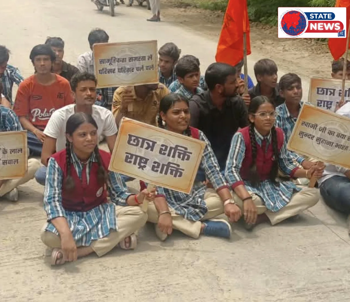 छात्रावास विवाद में फिर नया मोड़: पांच छात्राओं को सड़क पर बैठाकर चक्काजाम, दो को परिजन ले गए