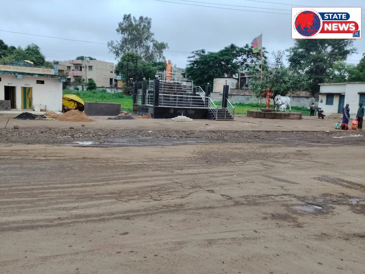 रकबा नंबर 359 की सरकारी जमीन पर चबूतरा निर्माण को लेकर घमासान
