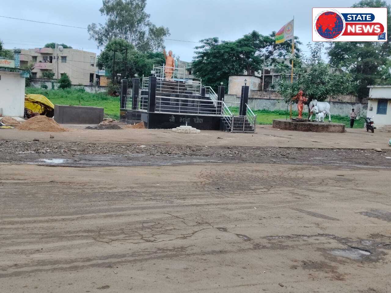 रकबा नंबर 359 की सरकारी जमीन पर चबूतरा निर्माण को लेकर घमासान