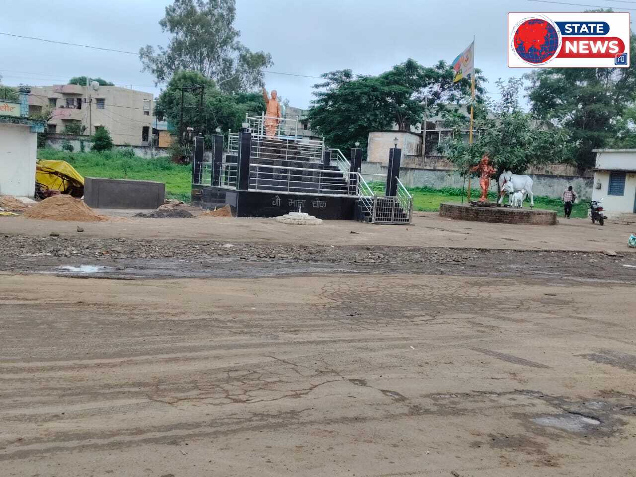 रकबा नंबर 359 की सरकारी जमीन पर चबूतरा निर्माण को लेकर घमासान