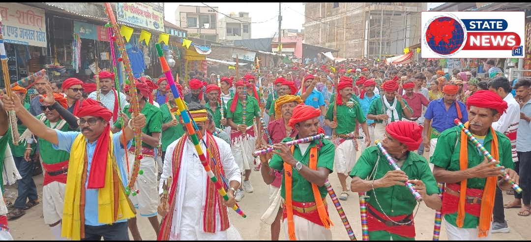  विश्व आदिवासी दिवस...   आदिवासी संस्कृति झलकी  कदमताल में