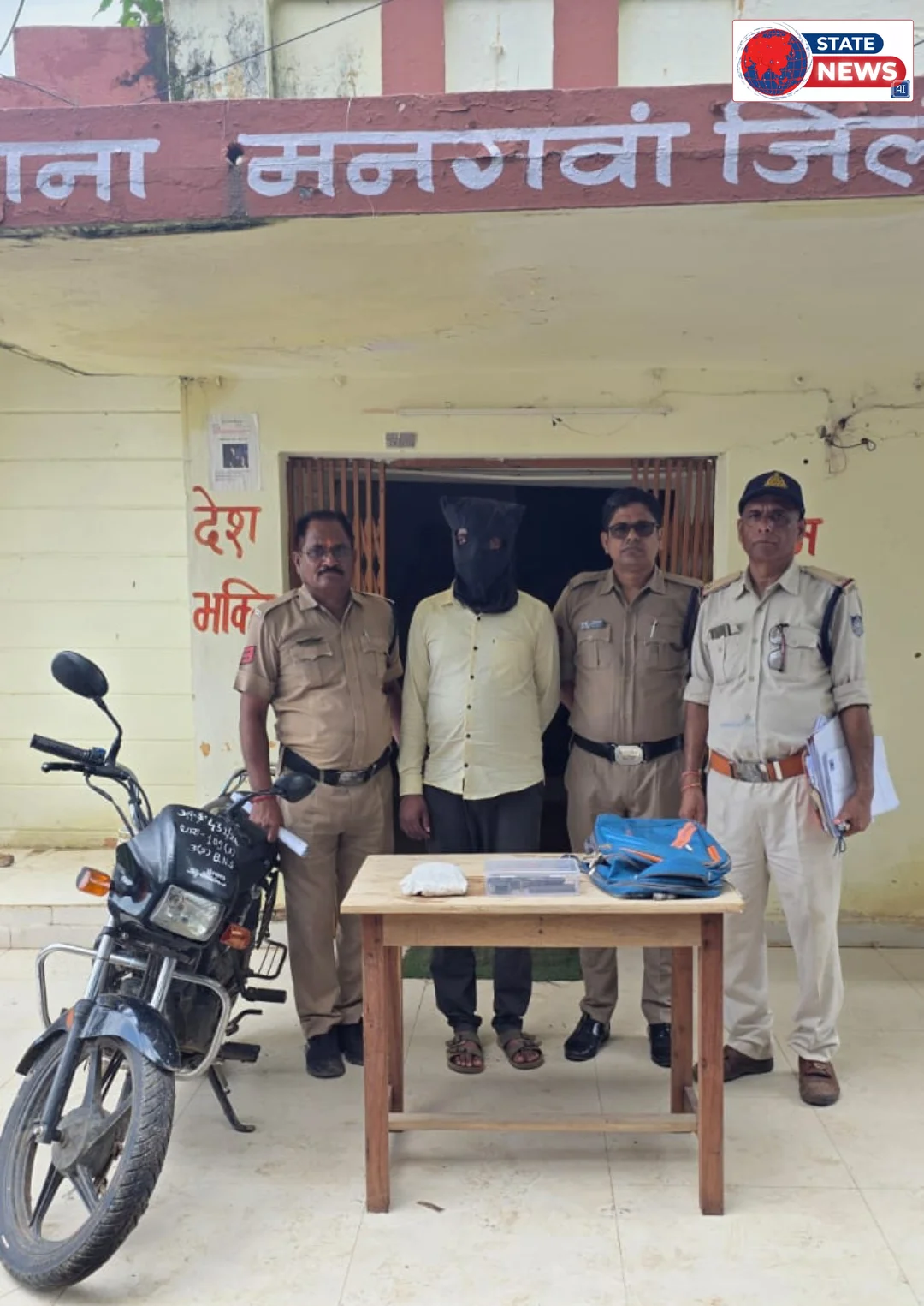 मनगवां बस्ती में पिस्टल से फायर कर हत्या के प्रयास करने वाले दोनों नकाबपोश सहित मास्टरमाइंड गिरिफ्तार*                                      