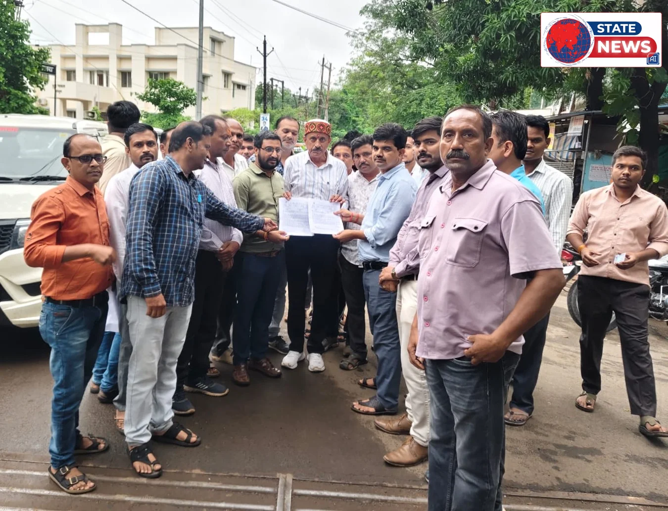 चतुर्थ श्रेणी कर्मचारियों ने सीपीसीटी परीक्षा की अनिवार्यता में शिथिलता की मांग को लेकर सौंपा ज्ञापन