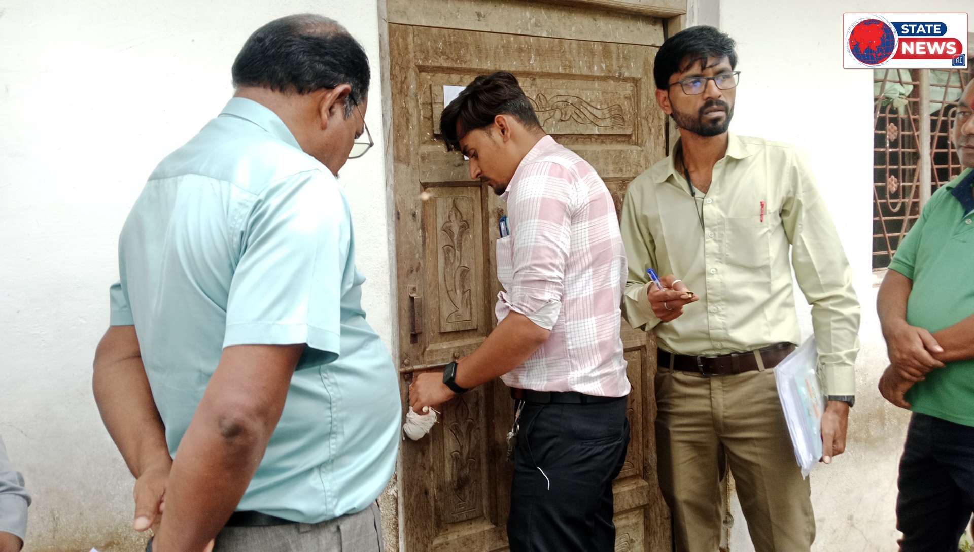 सोशल मीडिया पर वायरल वीडियो के बाद कृषि विभाग की बड़ी कार्रवाई, 112 बोरी खाद जब्त  देवरी। सोशल मीडिया पर वायरल हुए 