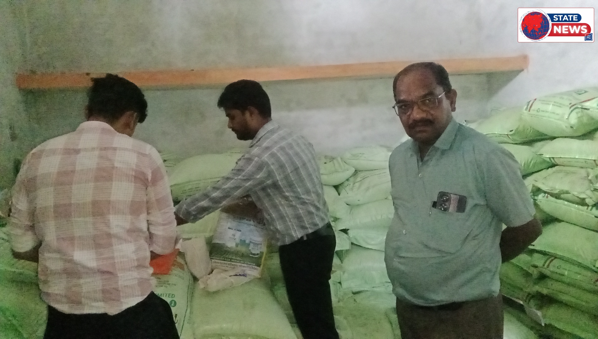 सोशल मीडिया पर वायरल वीडियो के बाद कृषि विभाग की बड़ी कार्रवाई, 112 बोरी खाद जब्त  देवरी। सोशल मीडिया पर वायरल हुए 