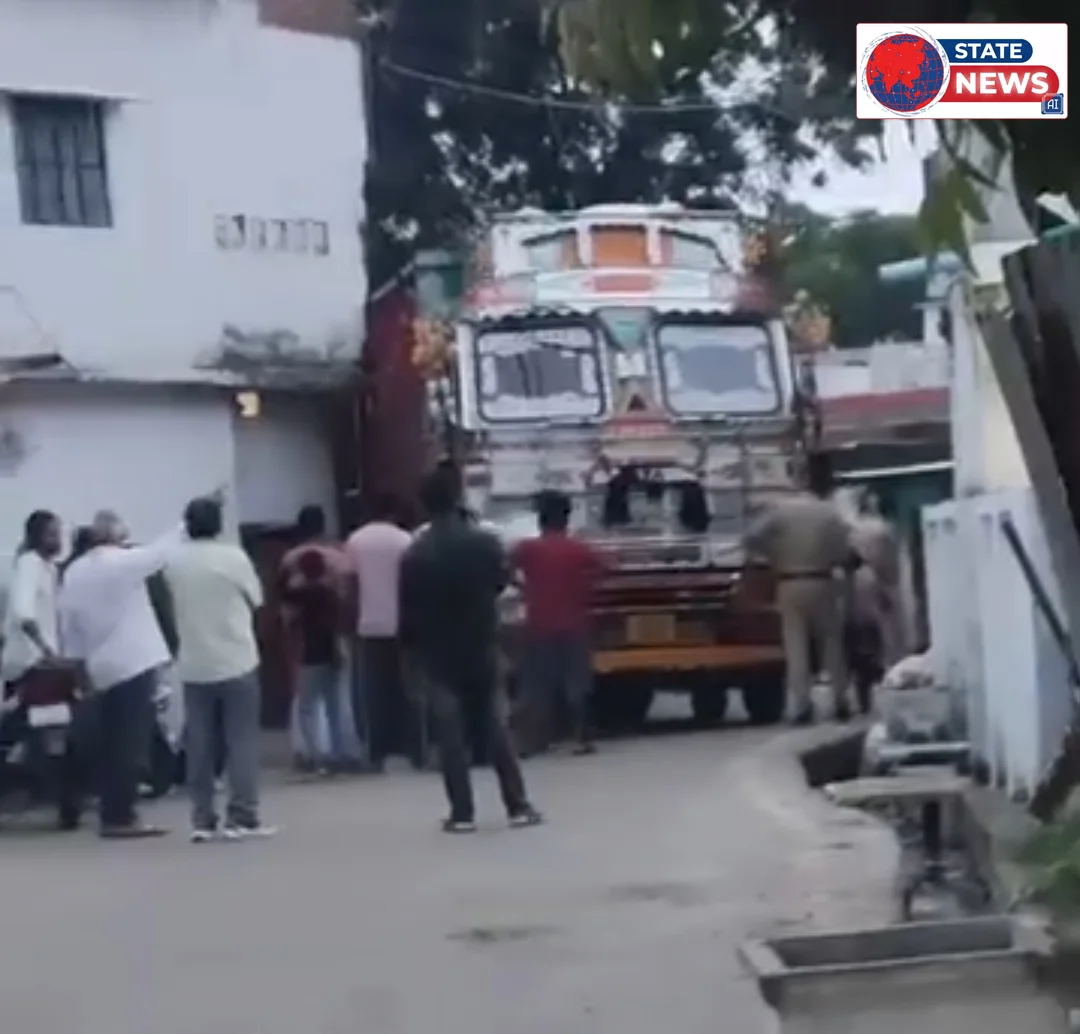 नो-एंट्री जोन में घुसा ट्रक, शराब के नशे में चालक ने मकान में मारी टक्कर