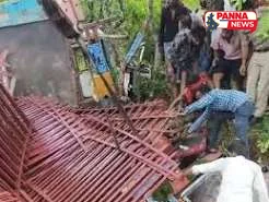 पन्ना: लोहे की जालियों से लदा ट्रक पलटा