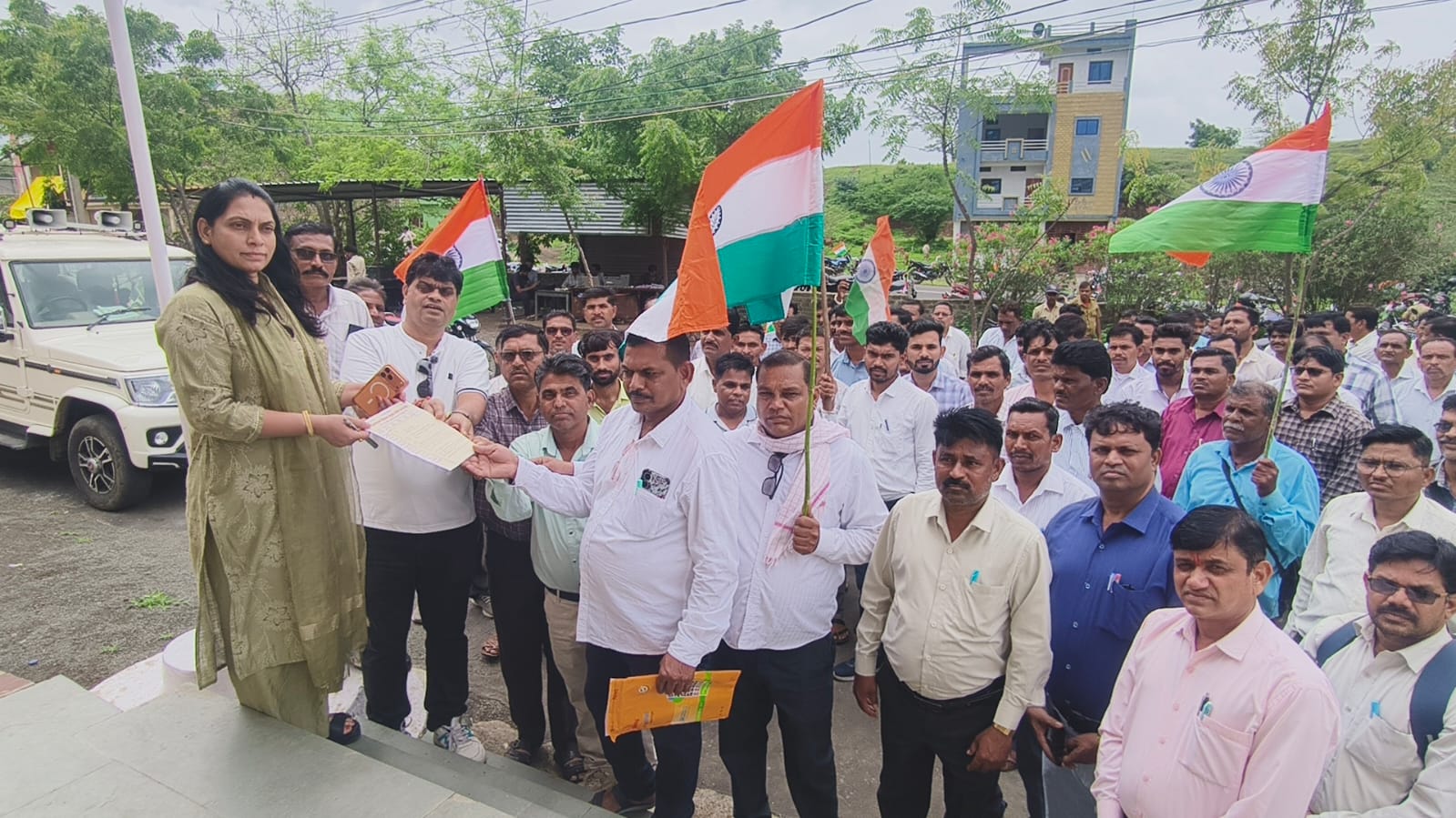 टीईटी परीक्षा निरस्त करने व नियुक्ति तिथि से वरिष्ठता की मांग को लेकर शिक्षकों की तिरंगा रैली
मुख्यमंत्री के नाम एसडीएम को सौंपा ज्ञापन, ई-अटेंडेंस व्यवस्था बंद करने की भी उठाई मांग