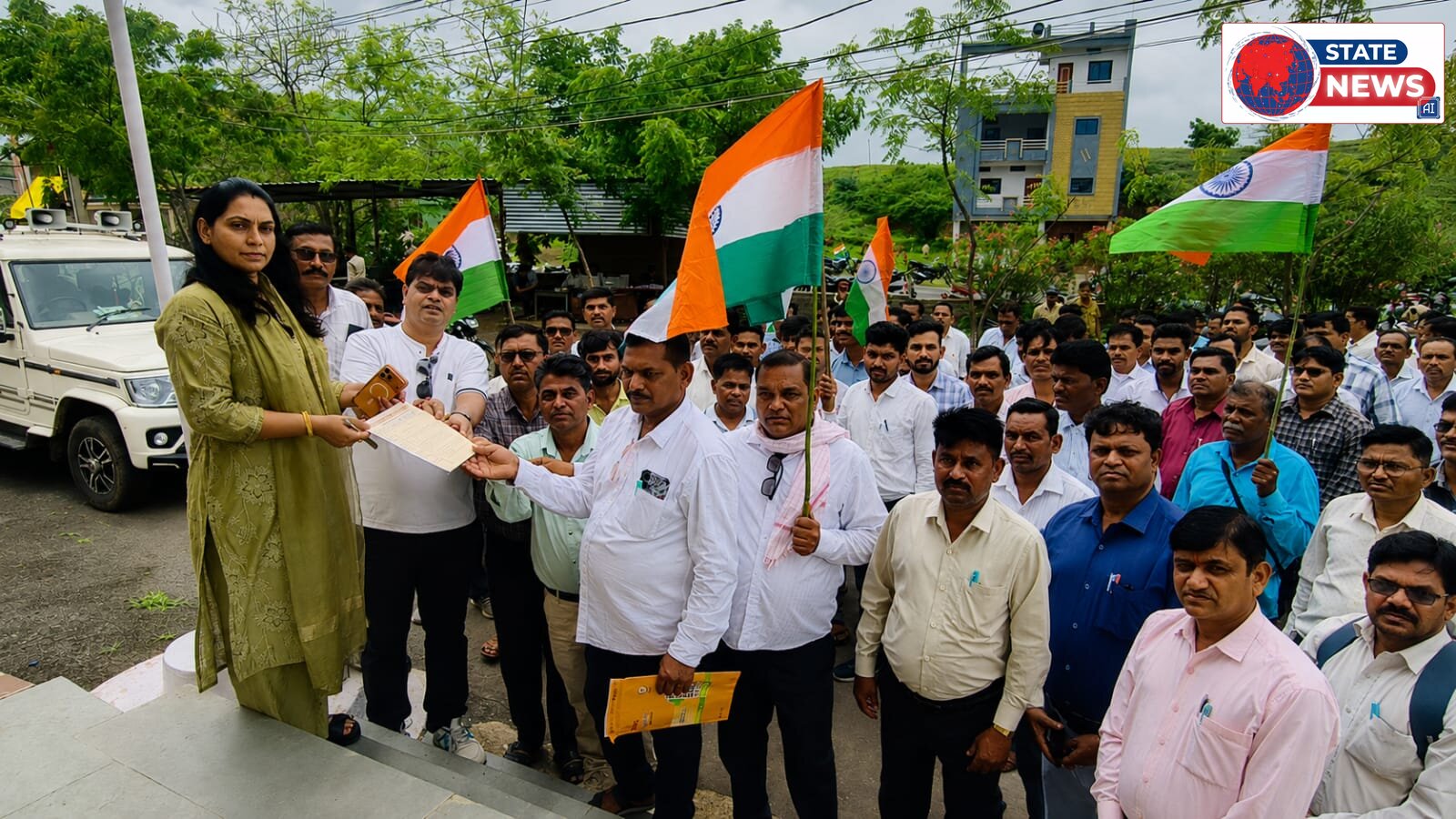 टीईटी परीक्षा निरस्त करने व नियुक्ति तिथि से वरिष्ठता की मांग को लेकर शिक्षकों की तिरंगा रैली
मुख्यमंत्री के नाम एसडीएम को सौंपा ज्ञापन, ई-अटेंडेंस व्यवस्था बंद करने की भी उठाई मांग