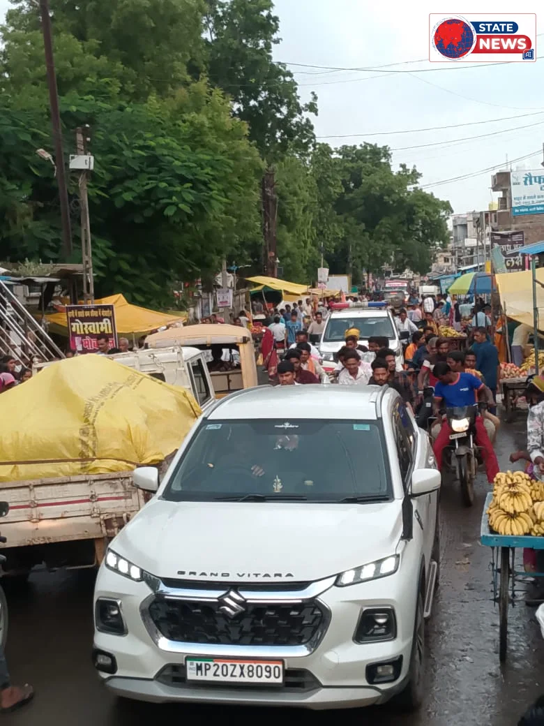 साप्ताहिक बाजार में जाम से लोग परेशान,सौंपा ज्ञापन