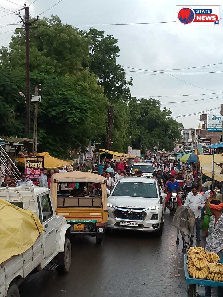 साप्ताहिक बाजार में जाम से लोग परेशान,सौंपा ज्ञापन